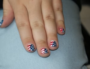 american flag manicure thumbnail
