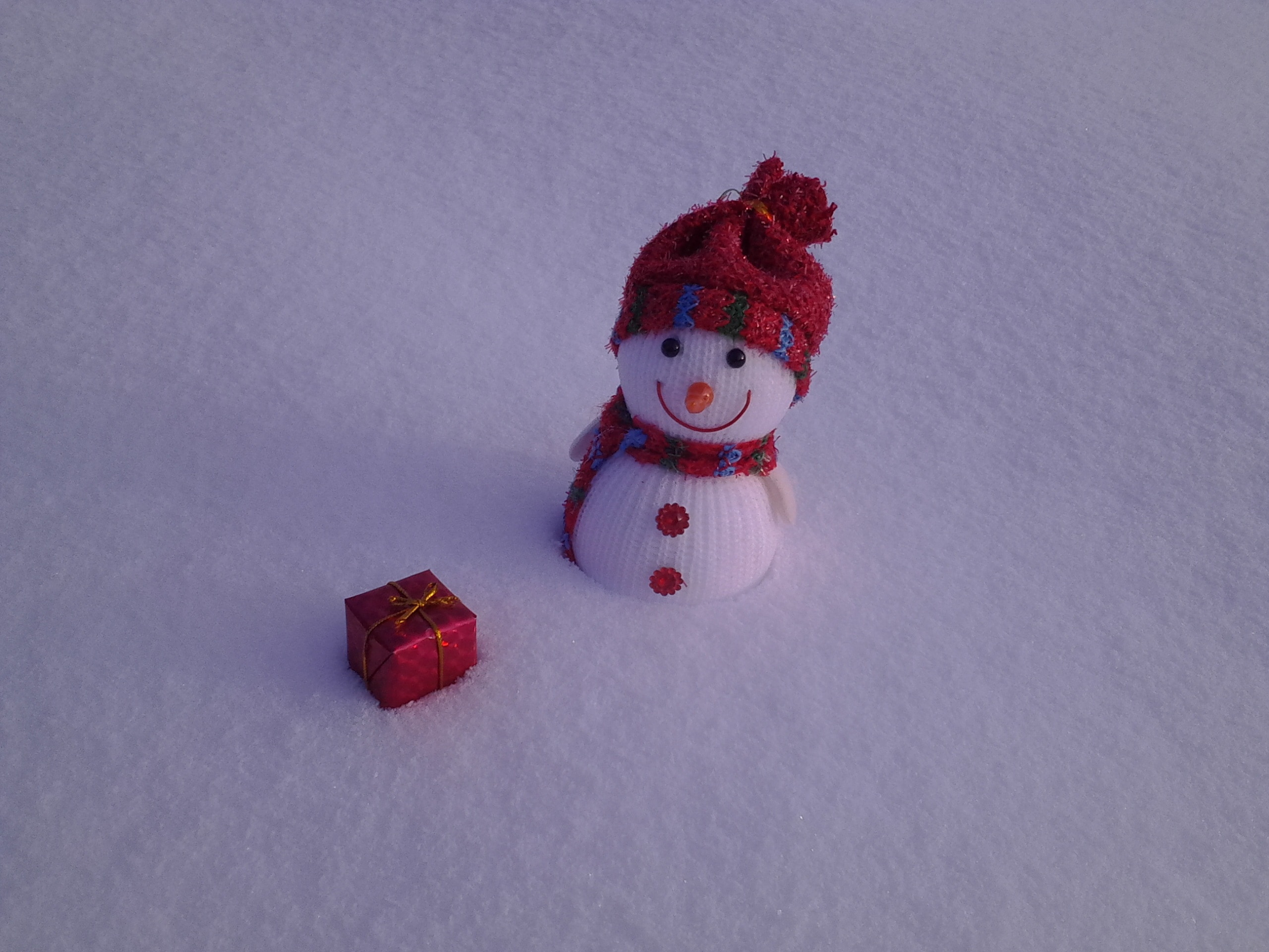 snowman amigurumi and red gift box miniature