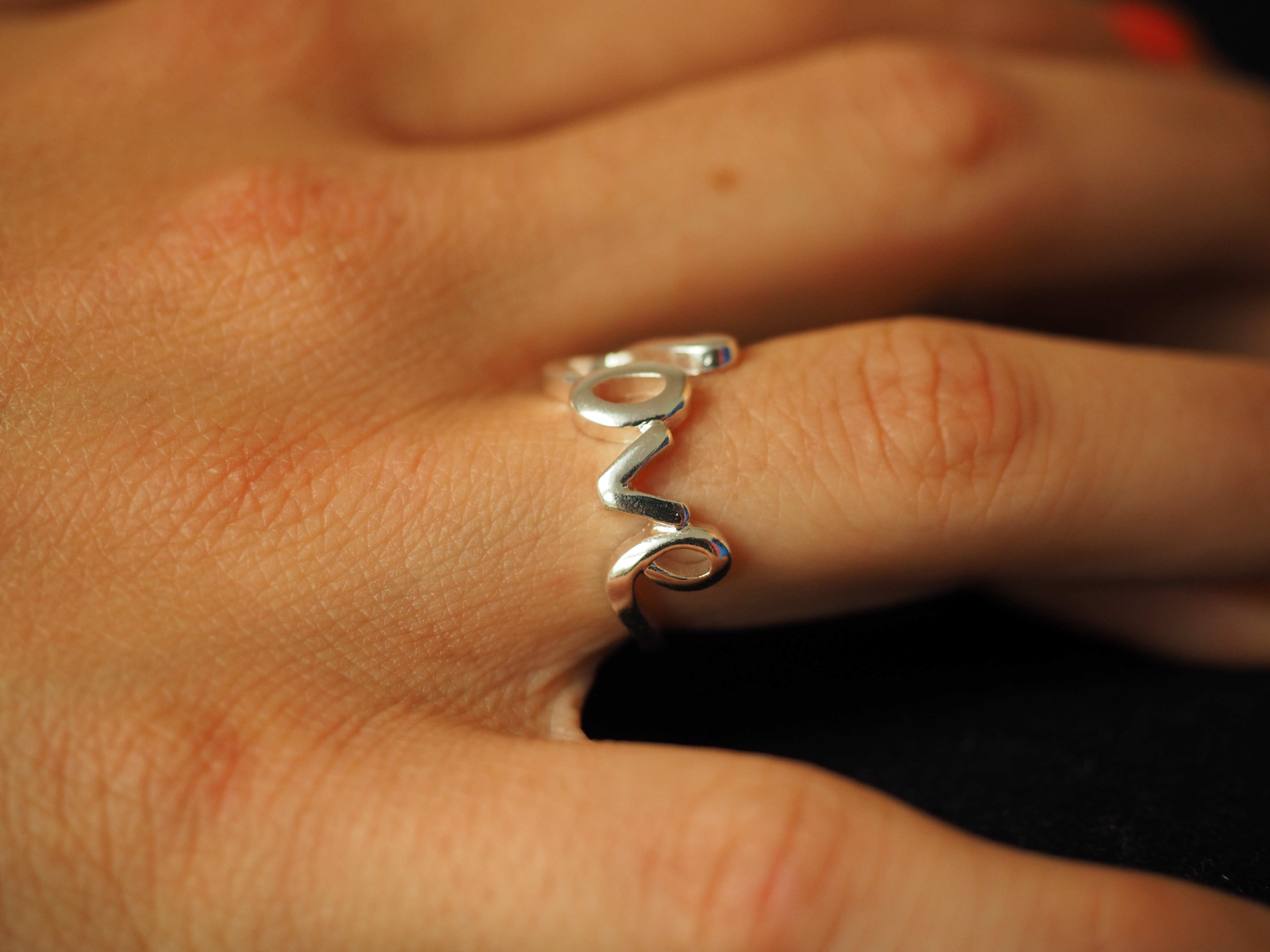 Серебряные кольца на руке