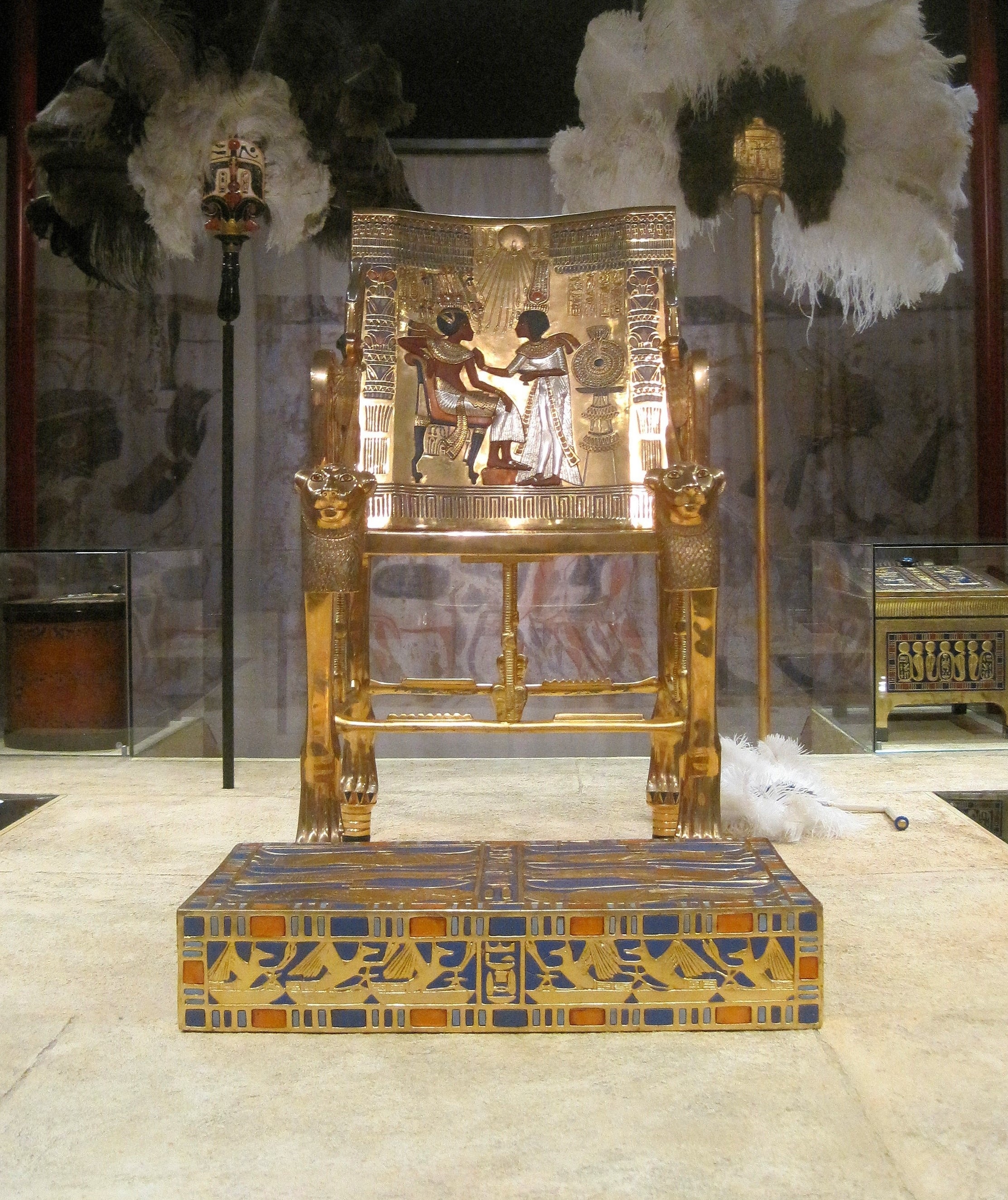 Трон фараона тутанхамона. Фараон Тутанхамон трон. Трон в древнем Египте. Золотой трон Тутанхамона Династия. Трон короля Египта.