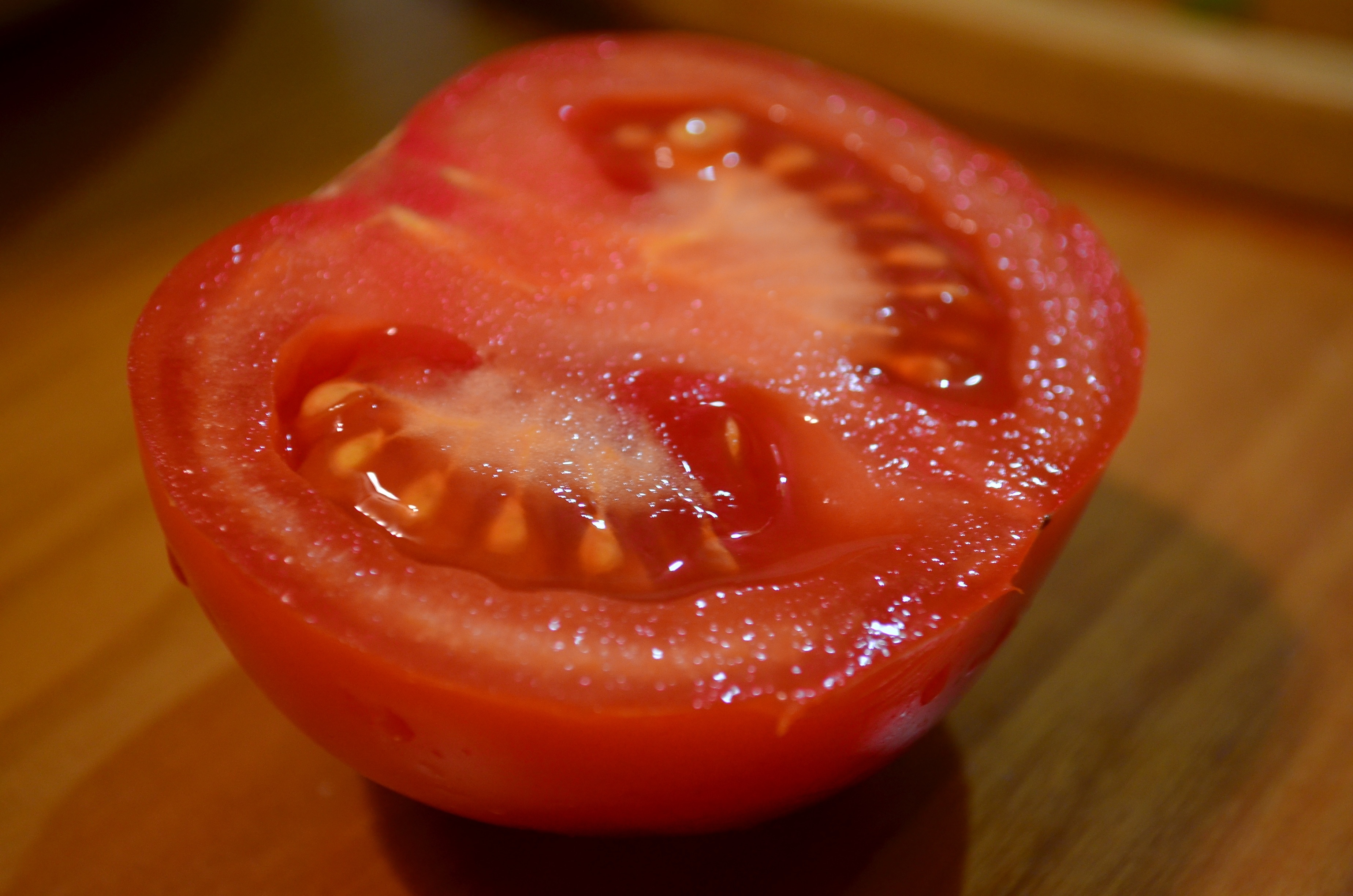 sliced red tomato