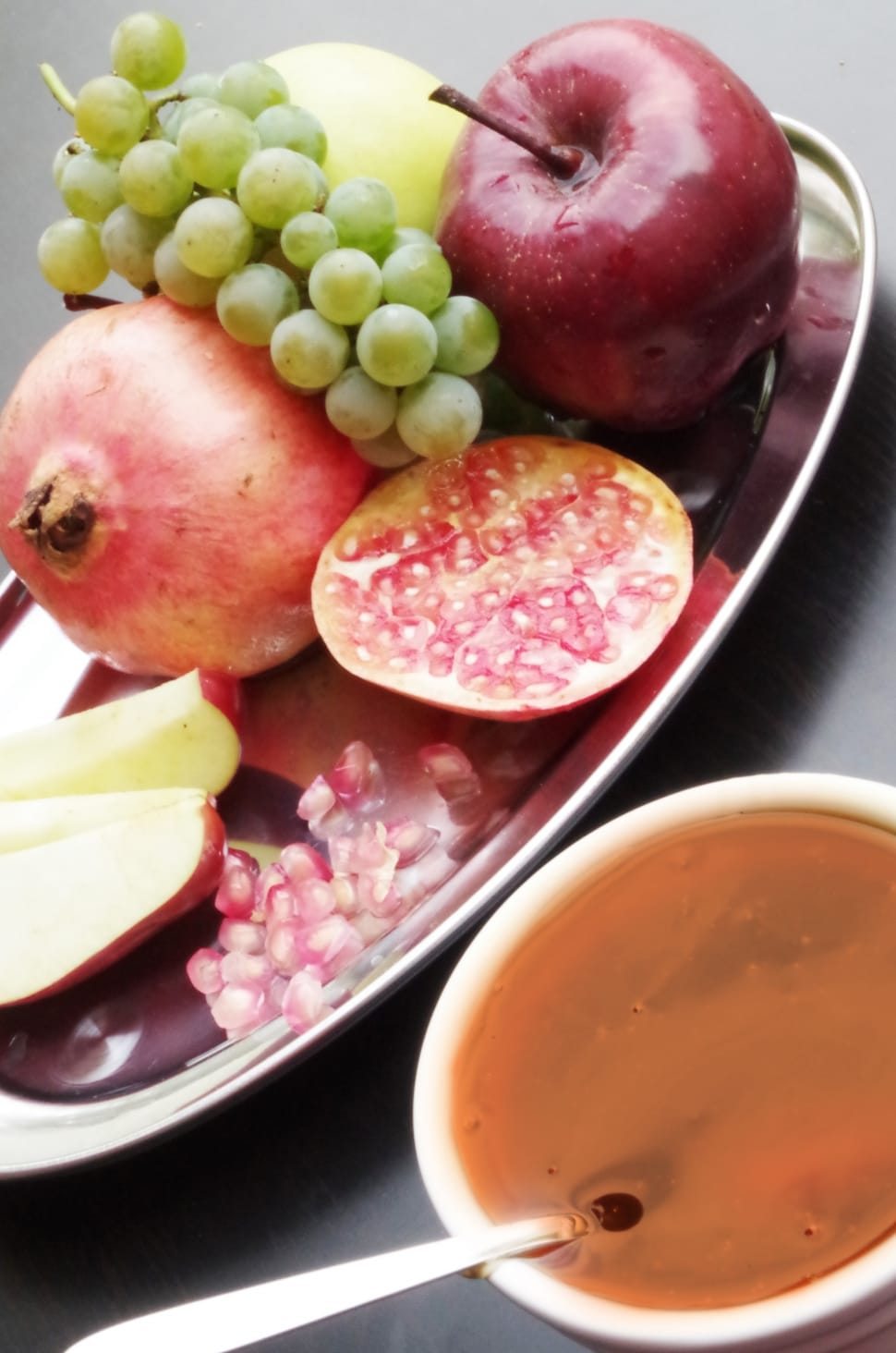 red apple,white grape fruit preview