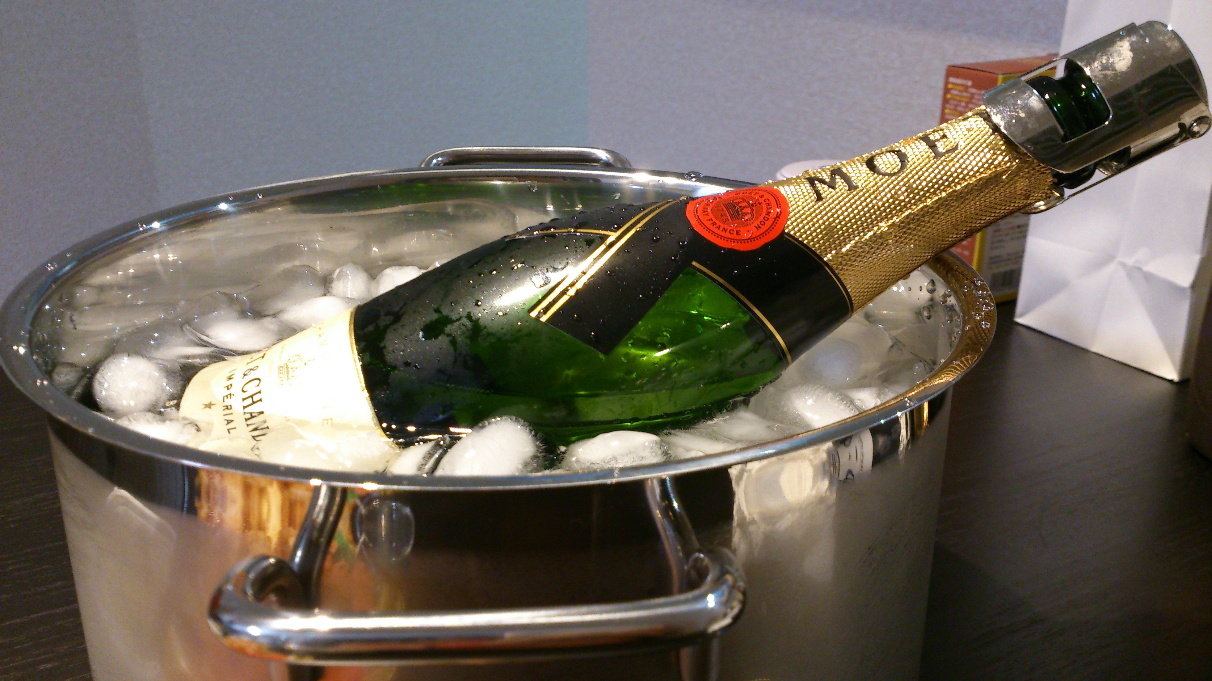 Холодное шампанское. Бутылка с шампанским. Шампанское со льдом. Шампанское фото.