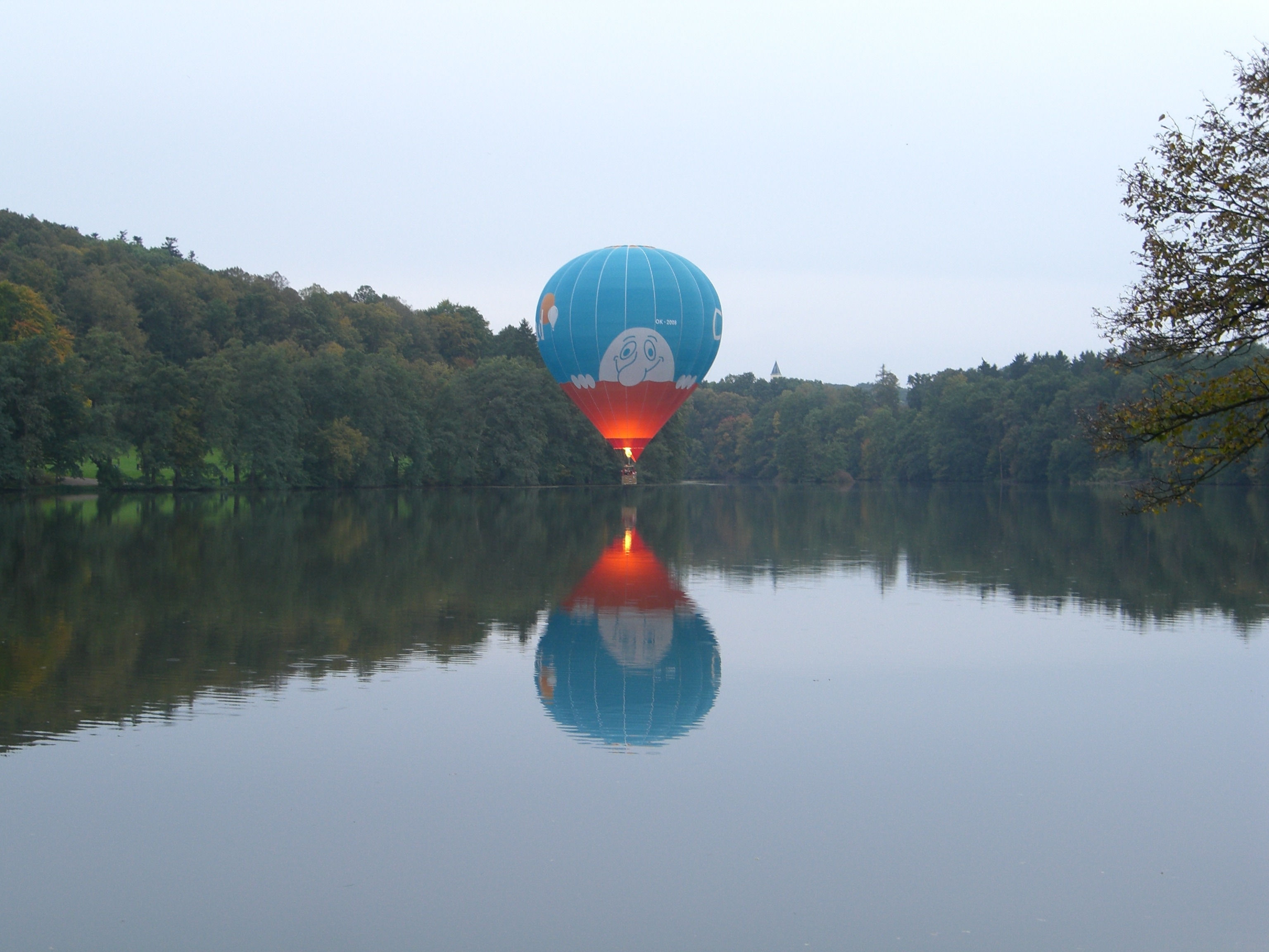 blue red hot air balloon