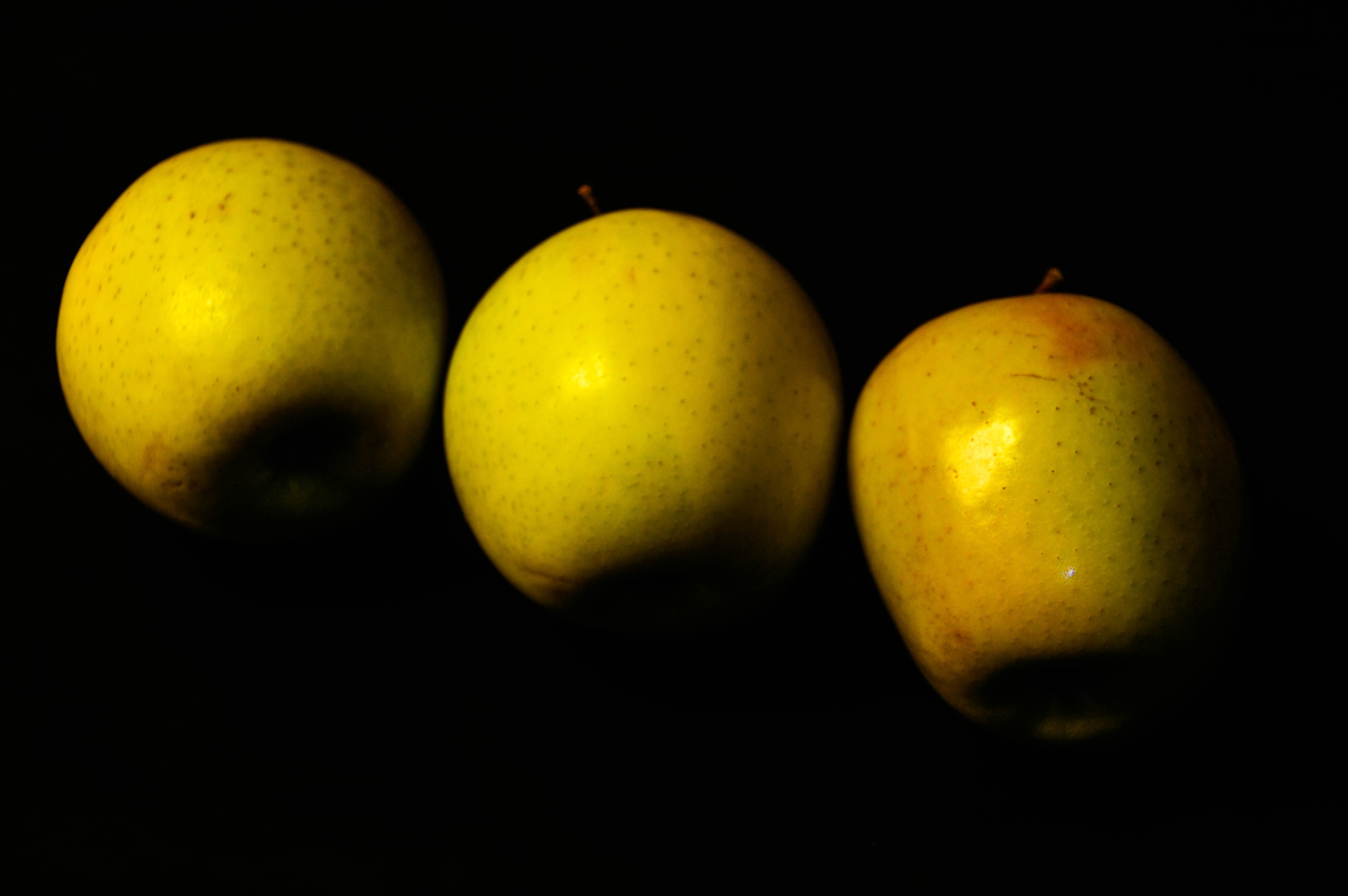 3 yellow apples