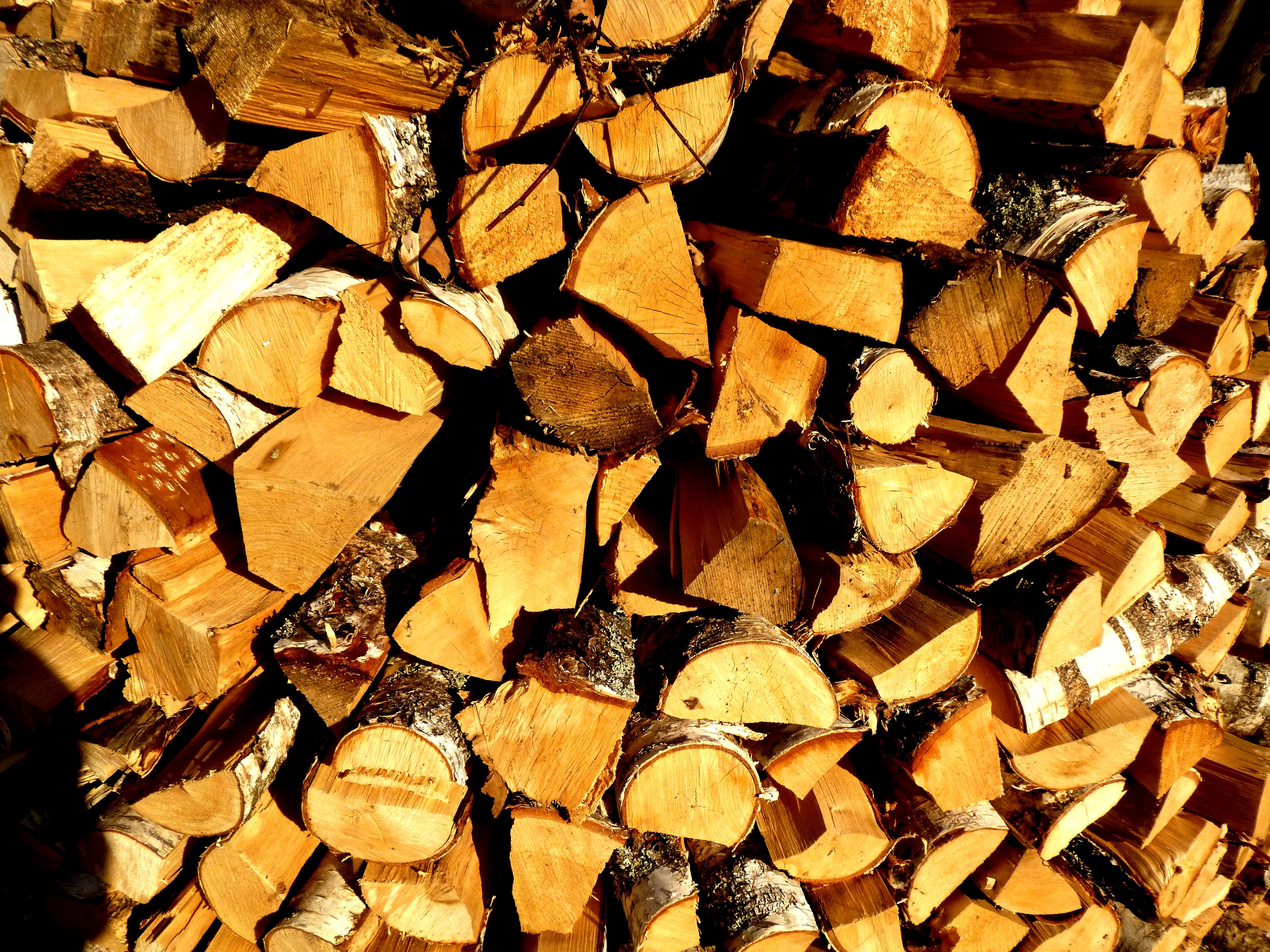 Купить дрова для бани с доставкой. Связка дров. Дрова на стройке. Березовые дрова. Обои дрова поленница.