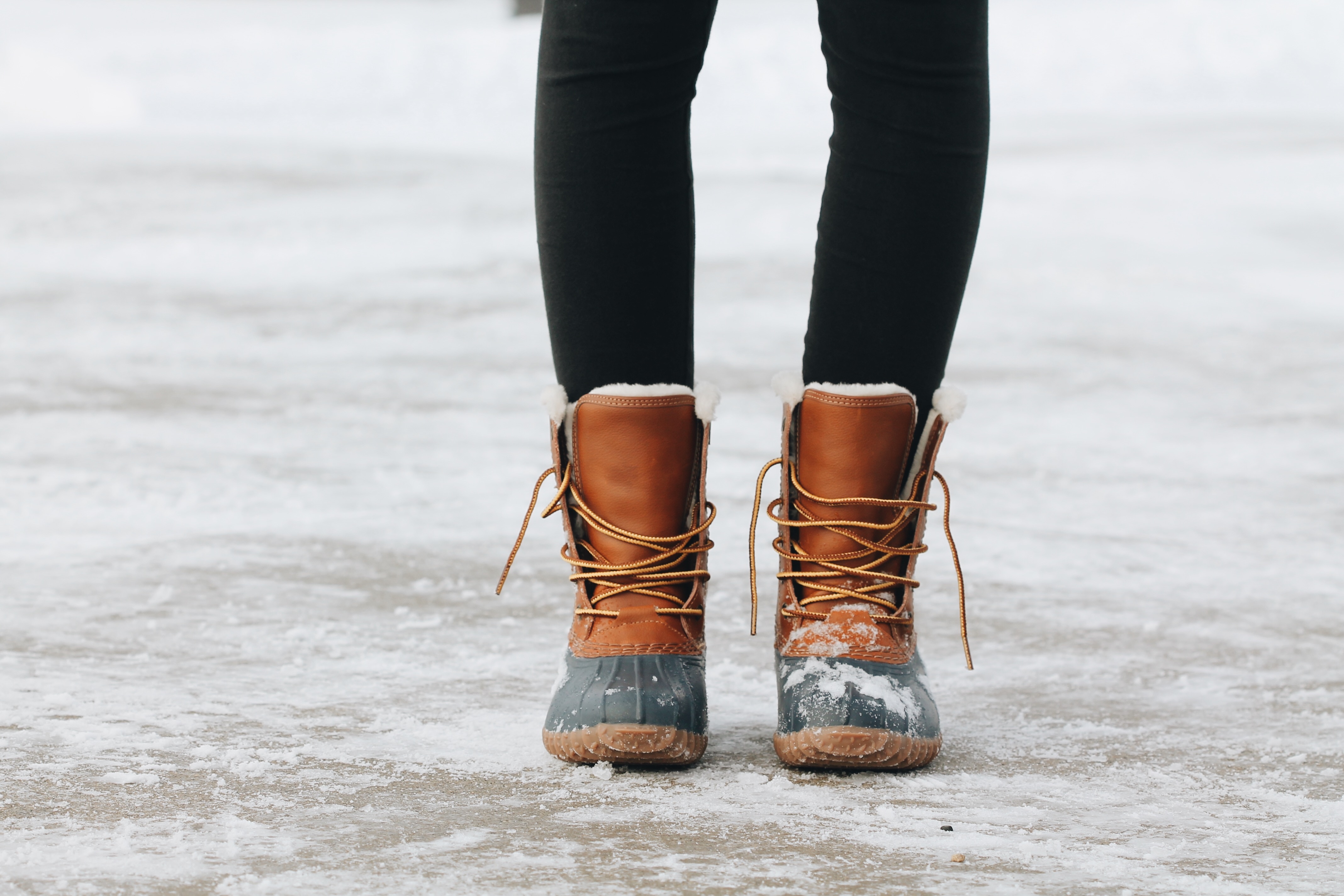 Зимняя обувь на снегу