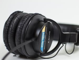 black sony headphones thumbnail