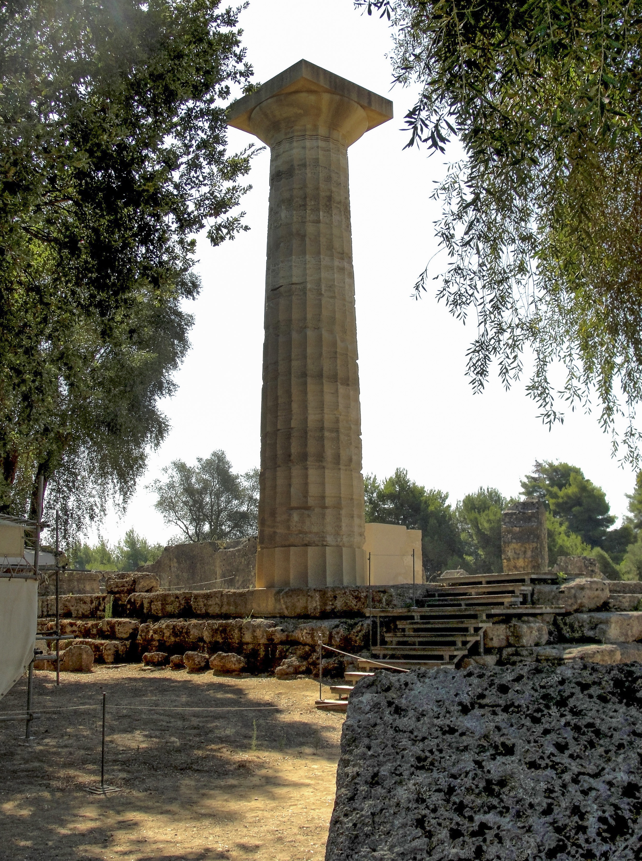 beige stone pillar