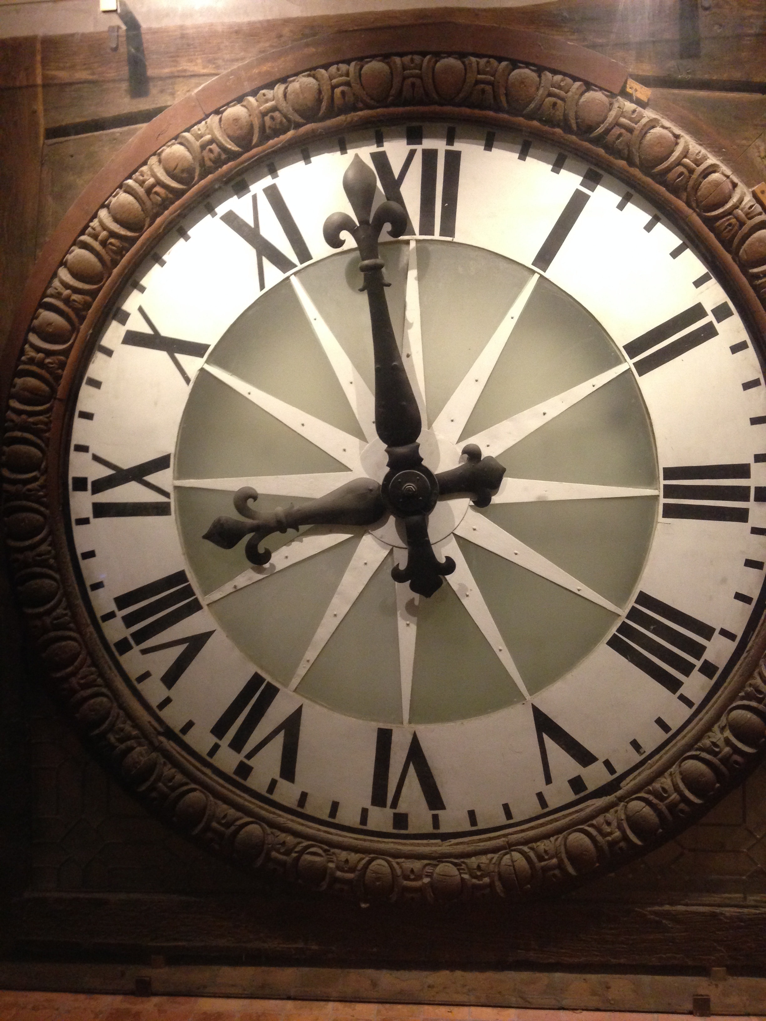 Часы в древности. Древние часы. Древние римские часы. Старые часы. Колесные часы древние.