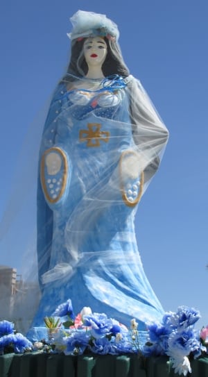 woman in blue dress statue thumbnail