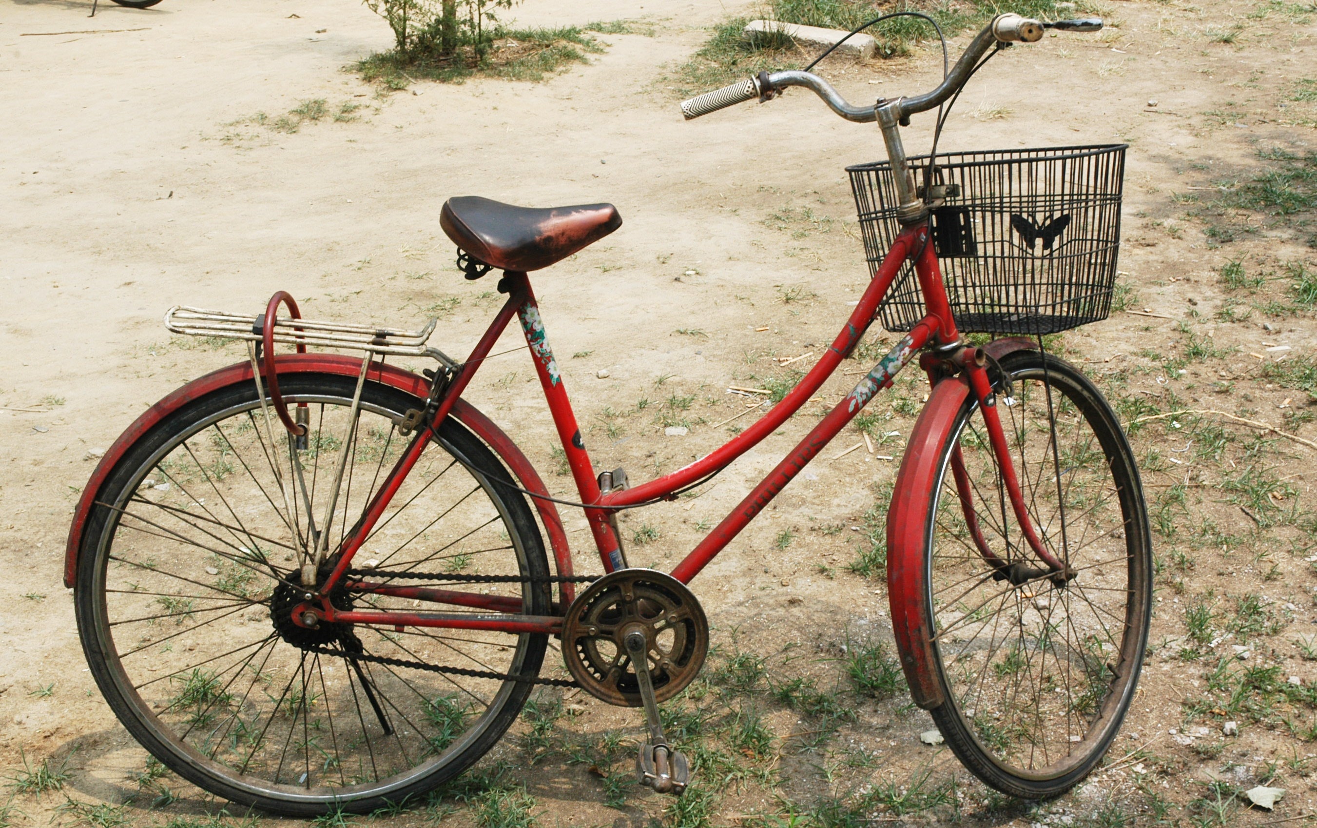 red cruiser bicycle