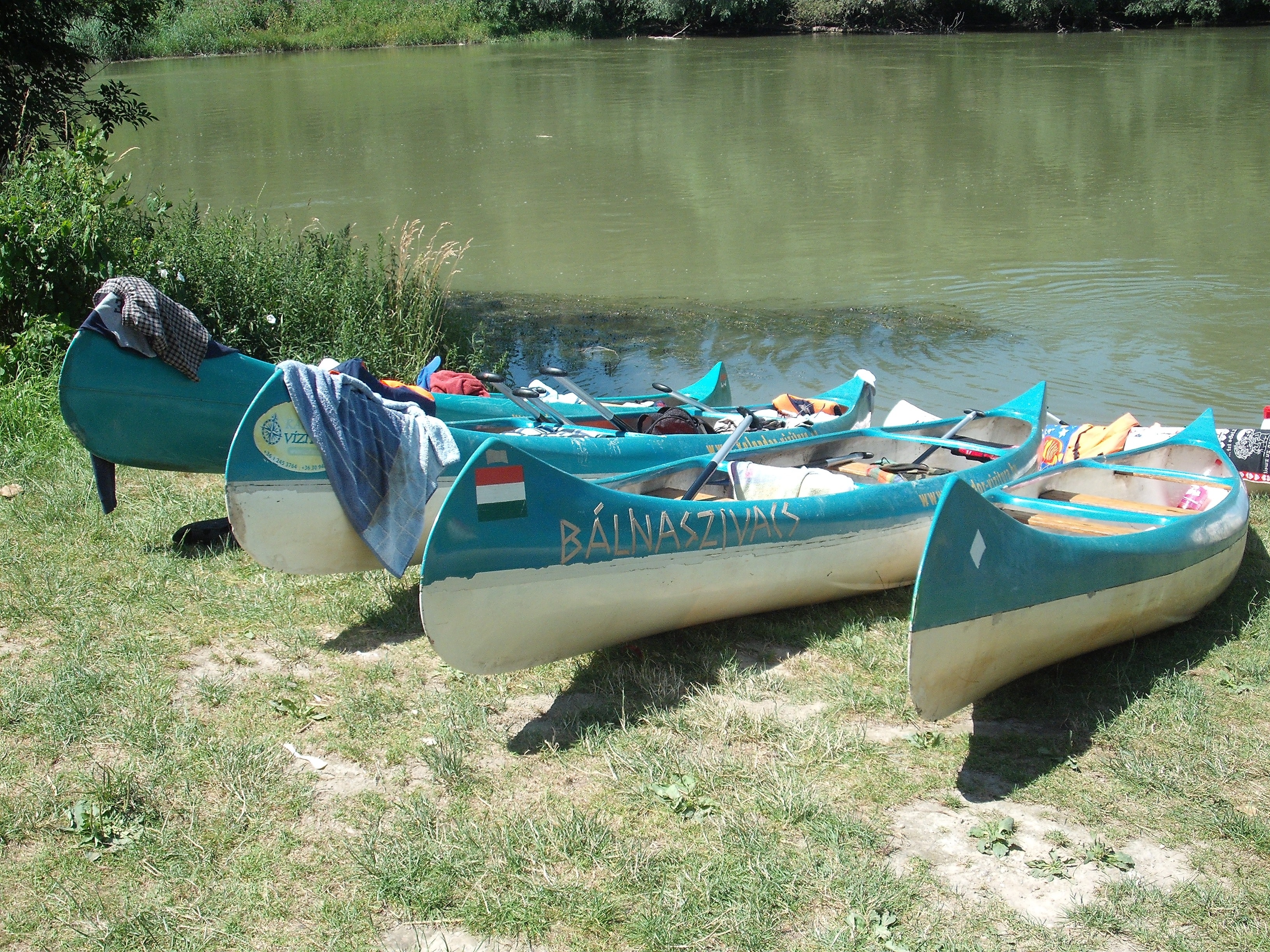 4 canoe boats