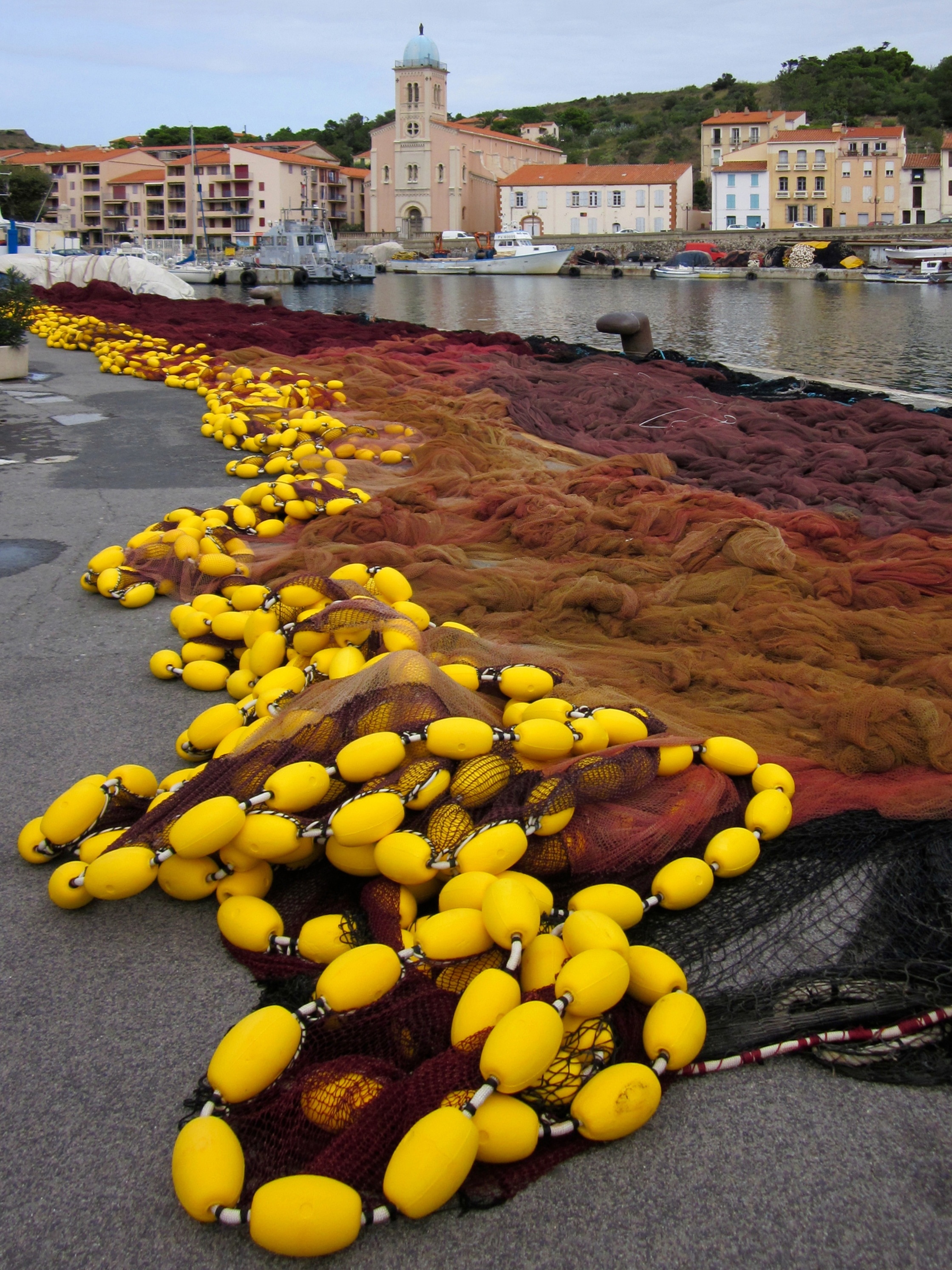 yellow maroon and black fishing net