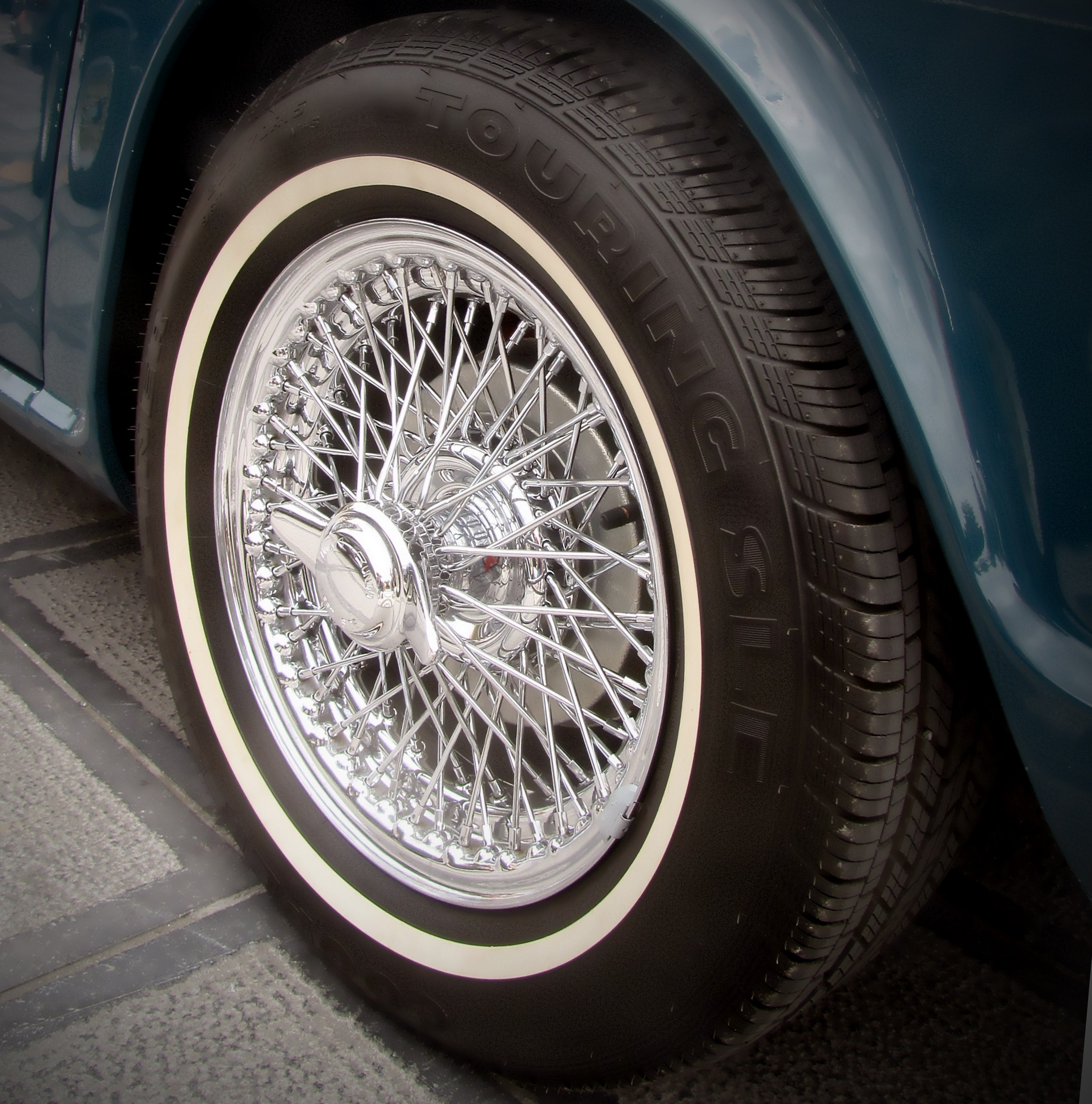 silver chrome car wheel