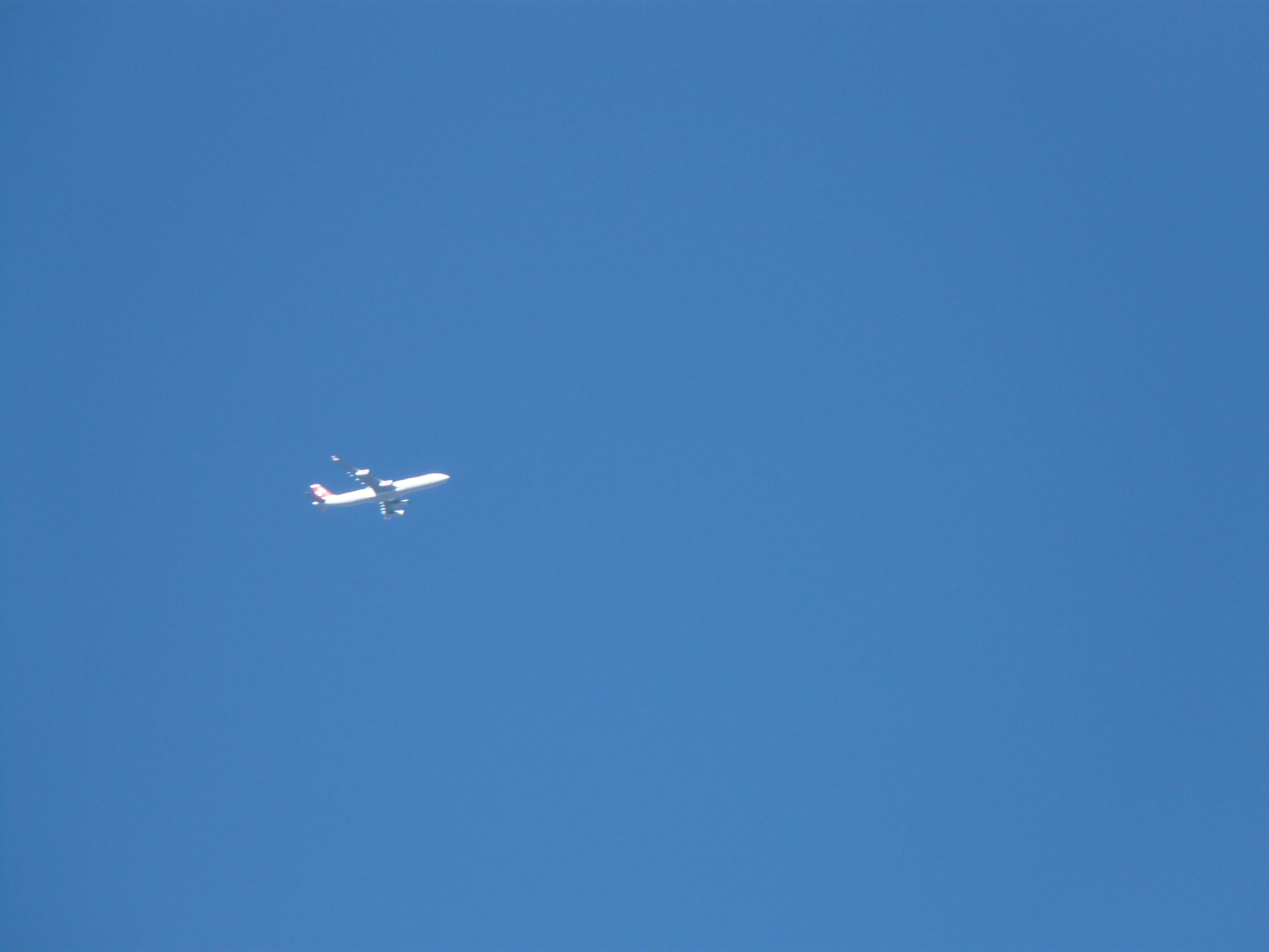Пролетевший над головой. Самолет в небе. Беспилотник в небе. Голубое небо с самолетом. Самолет беспилотник в небе.