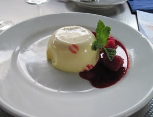 vanilla ice cream with strawberry thumbnail