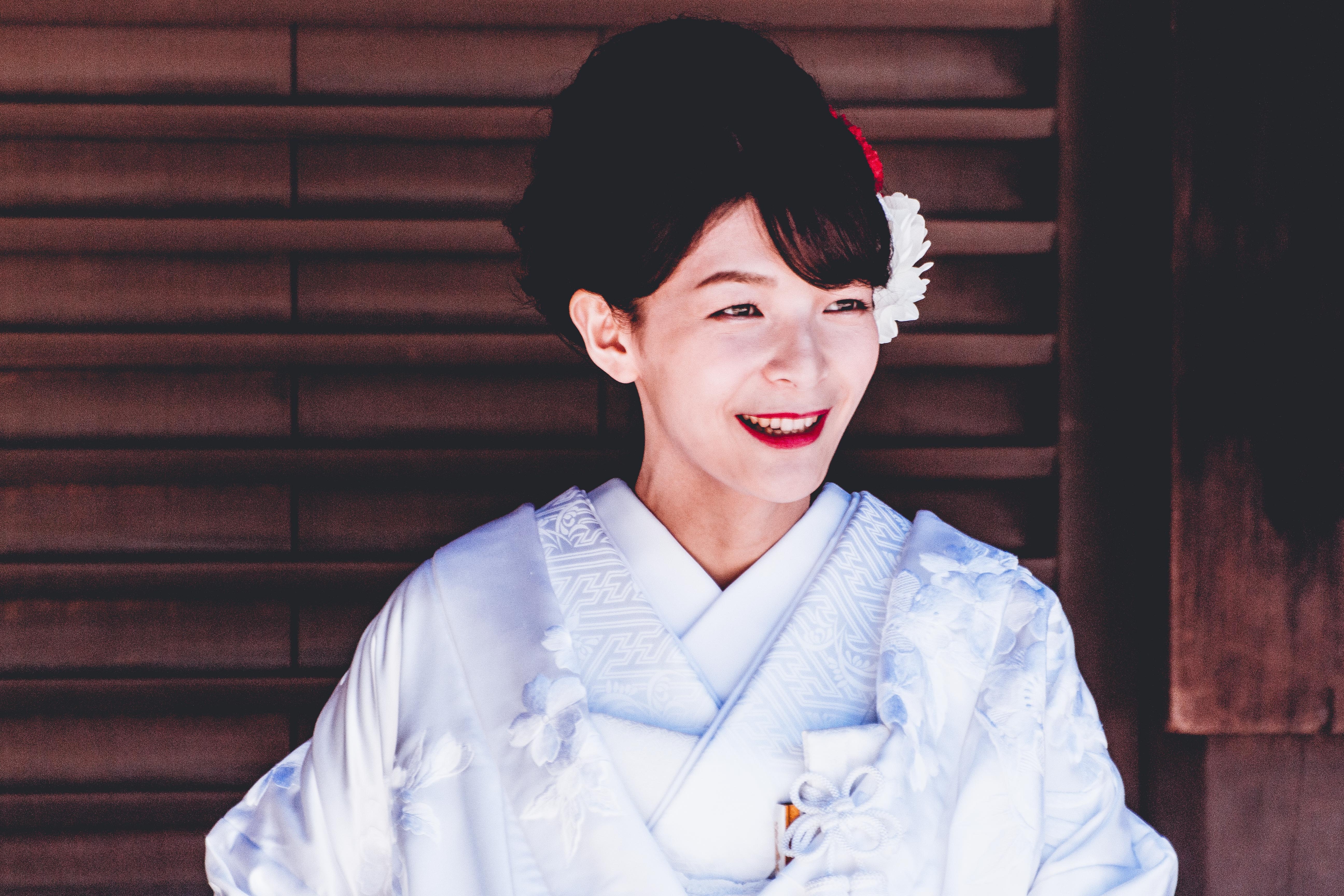 closeup photography of woman in white kimono