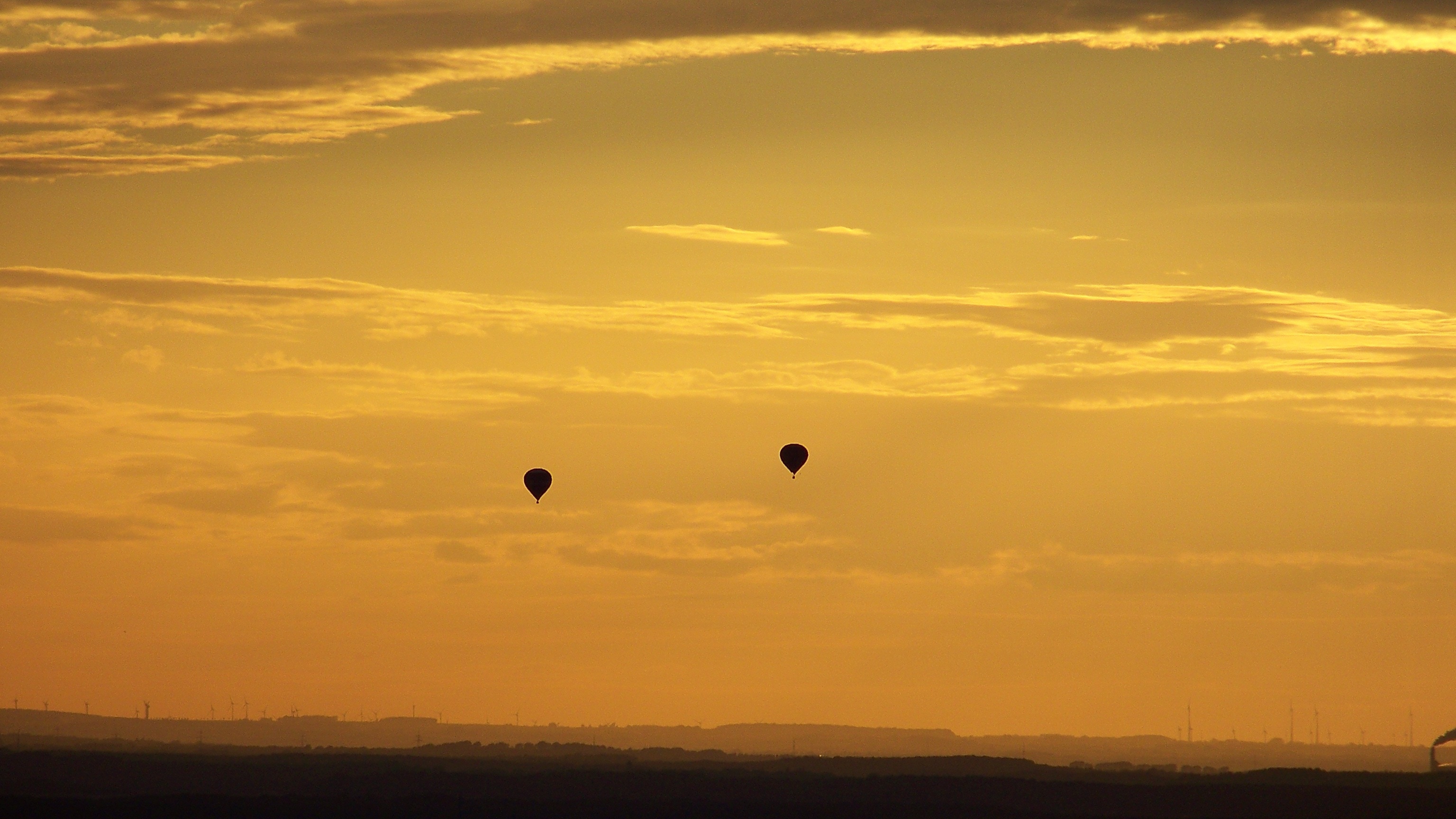 2 hot air balloons