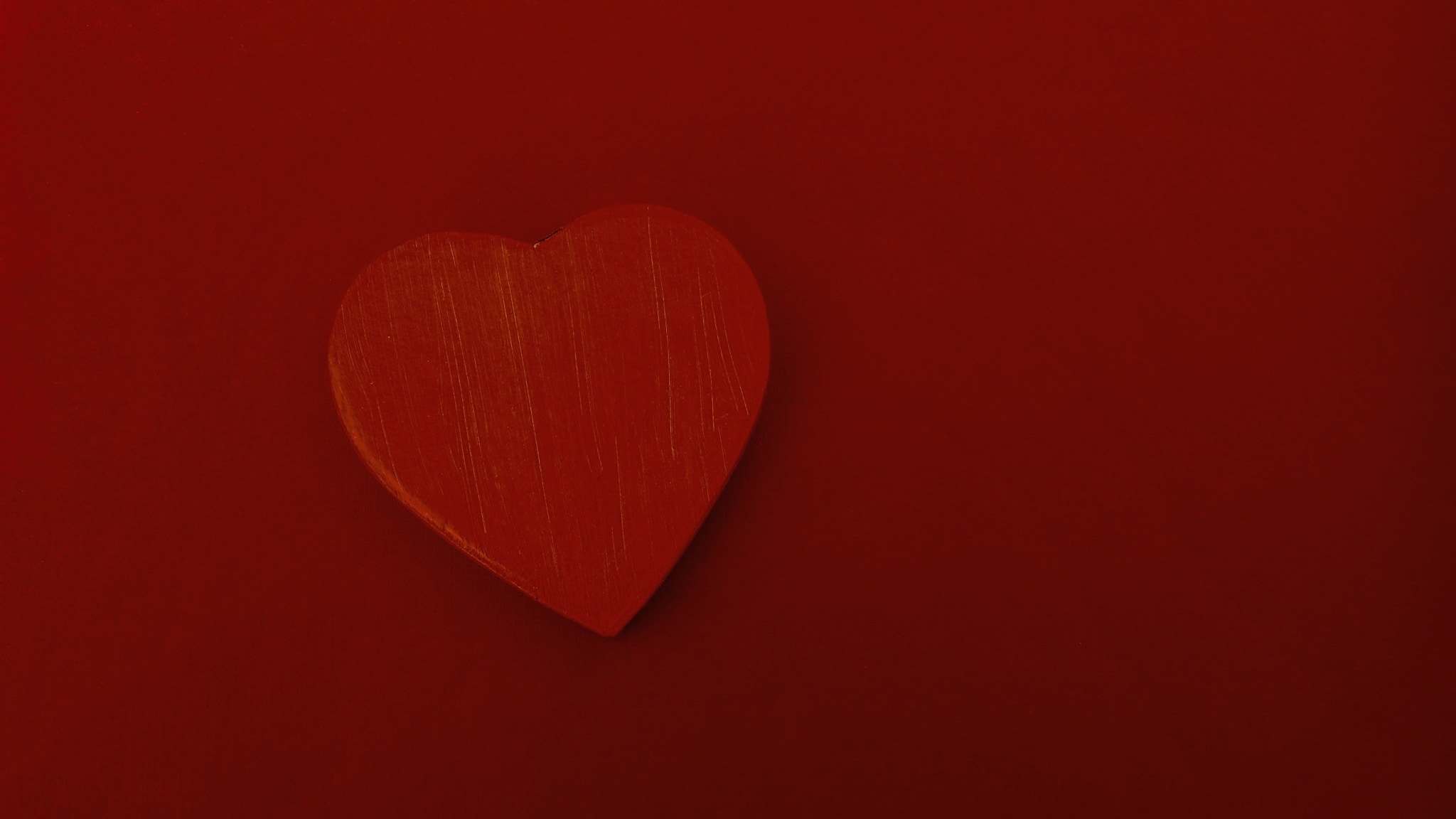 С красным сердцем. Бордовое сердечко. Бордовый сердца Эстетика. Красный фон с сердечками минималистичный.