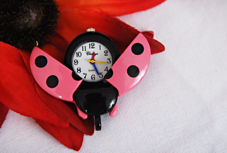 black and pink lady bug themed analog table clock preview