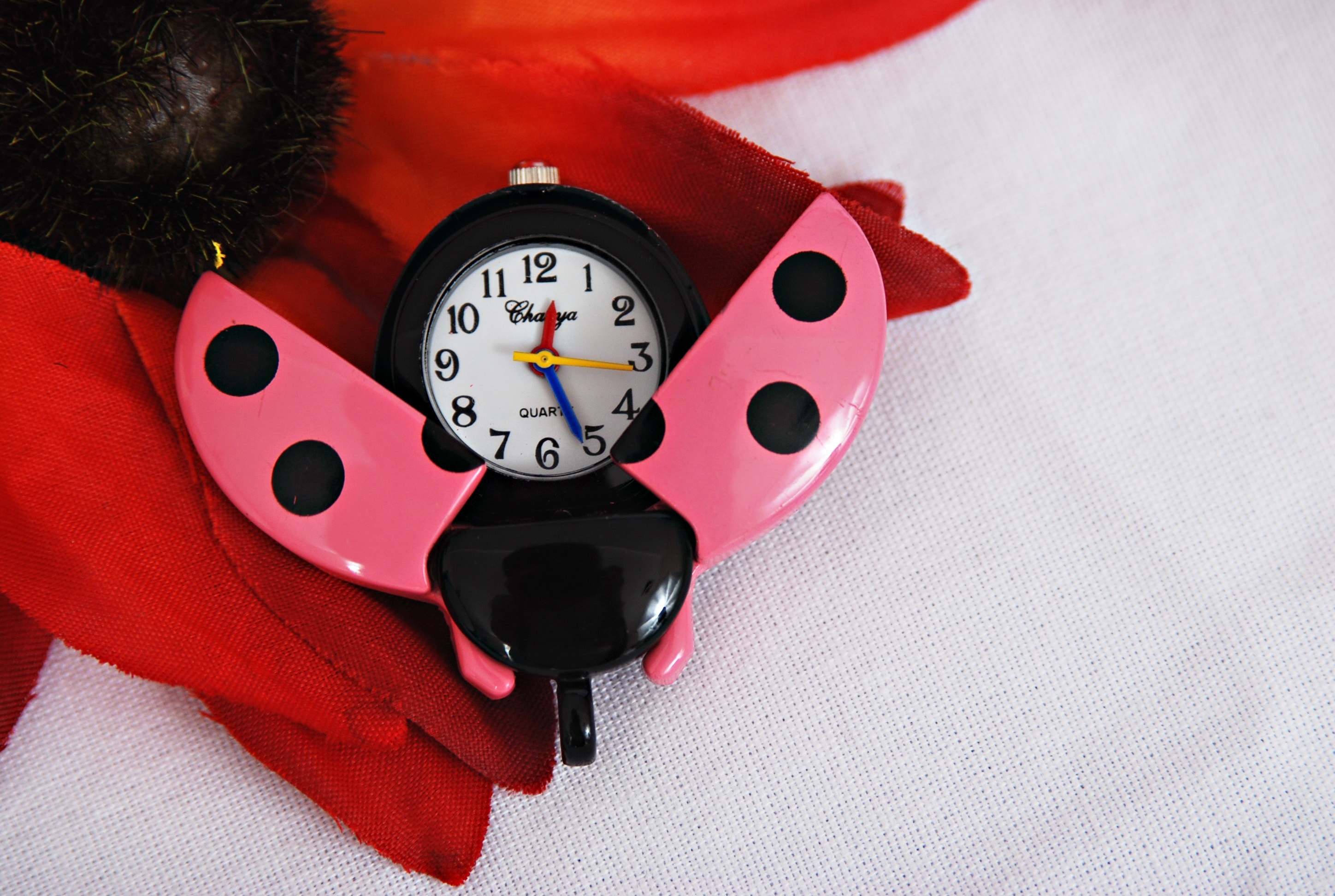 black and pink lady bug themed analog table clock