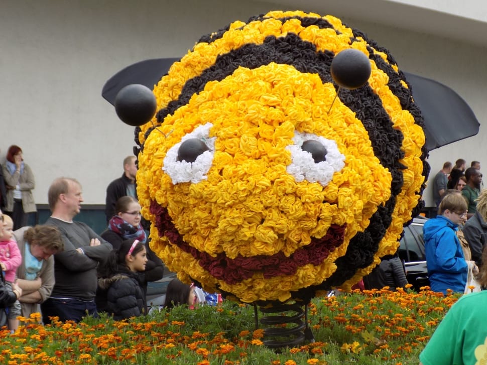 yellow and black bee flower float preview