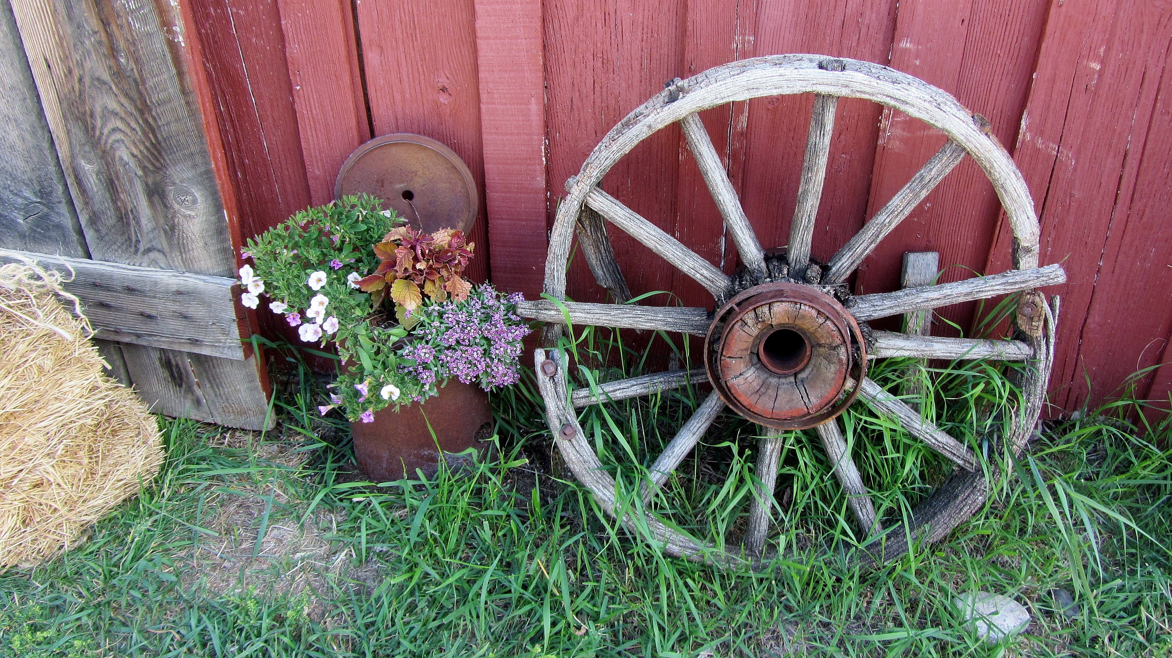 brown and gray wooden vintage wheel