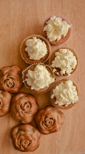 5 baked cupcakes and 5 baked breads thumbnail