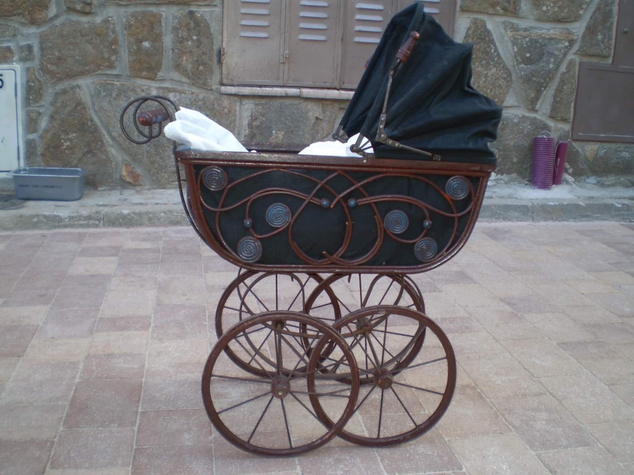baby's black and brown stroller