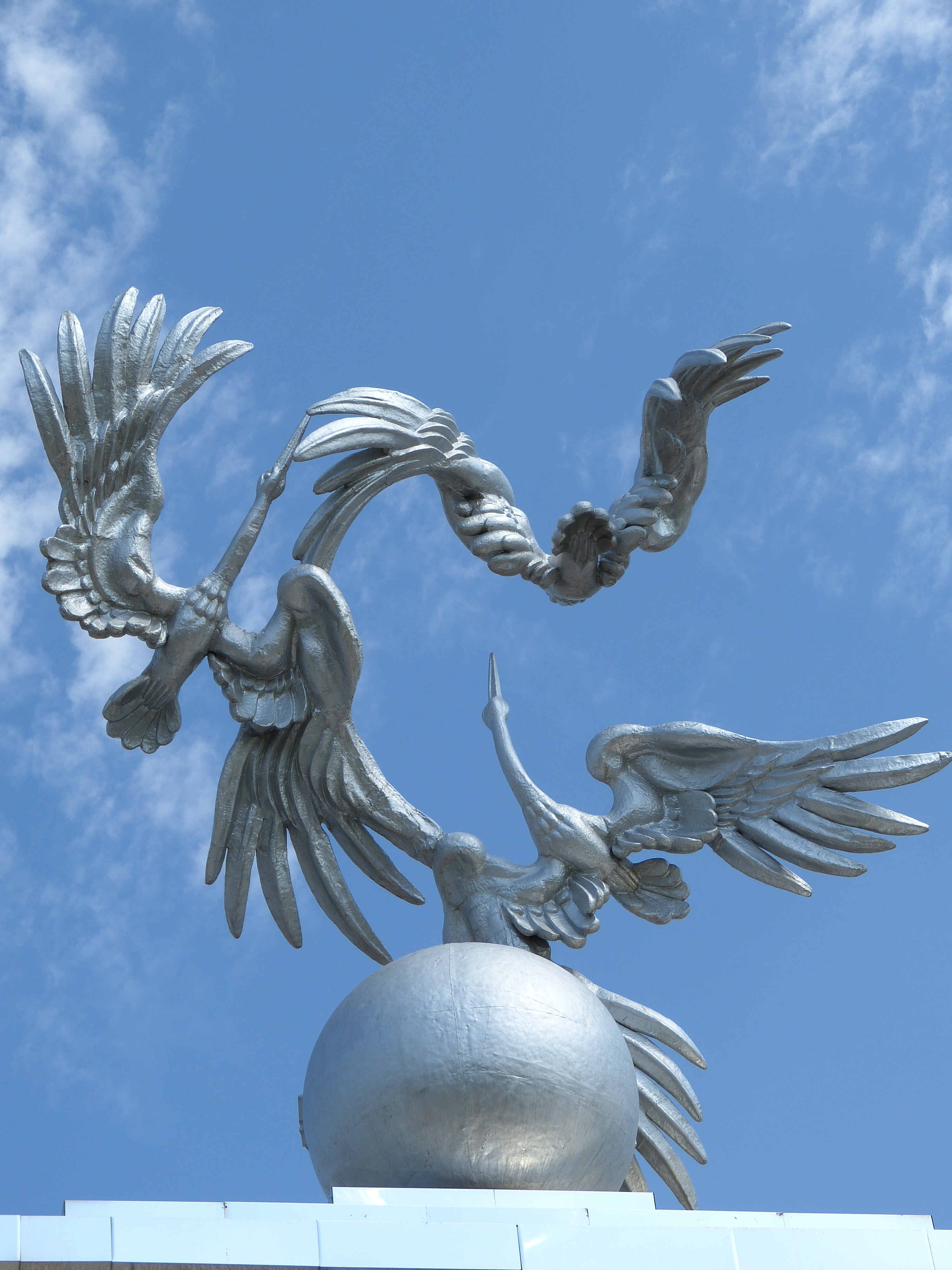 3 gray herons statue