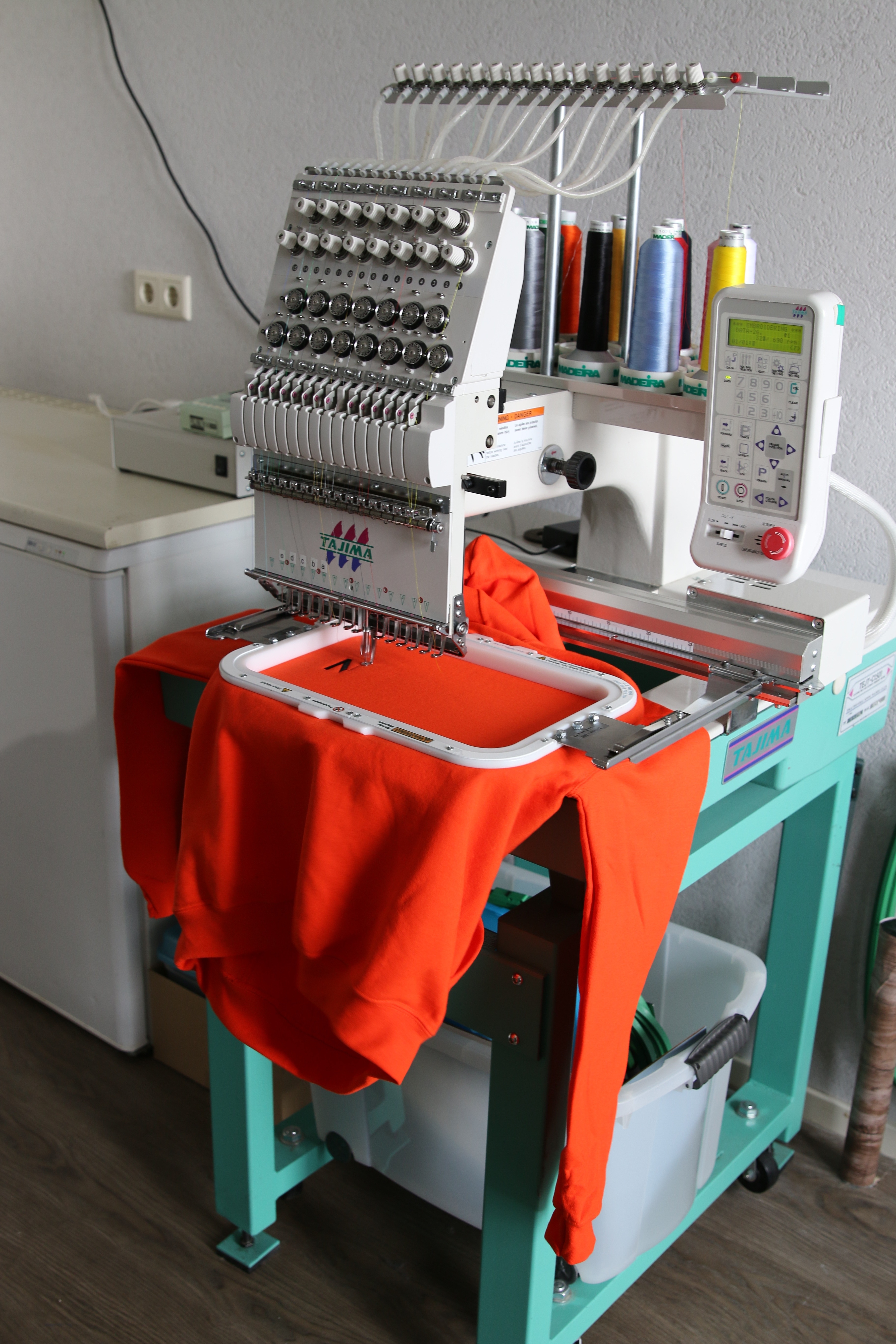 white electronic sewing machine