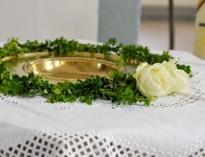 white rose accent brass round tray thumbnail