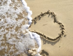 heart carved sand thumbnail