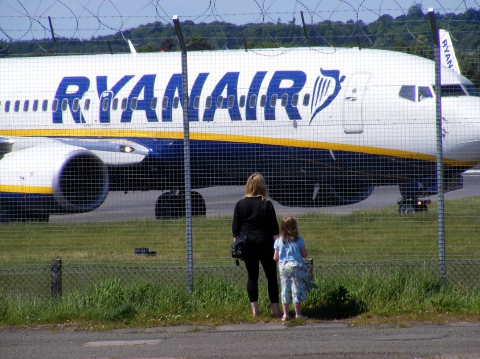 white and blue ryanair air liner preview