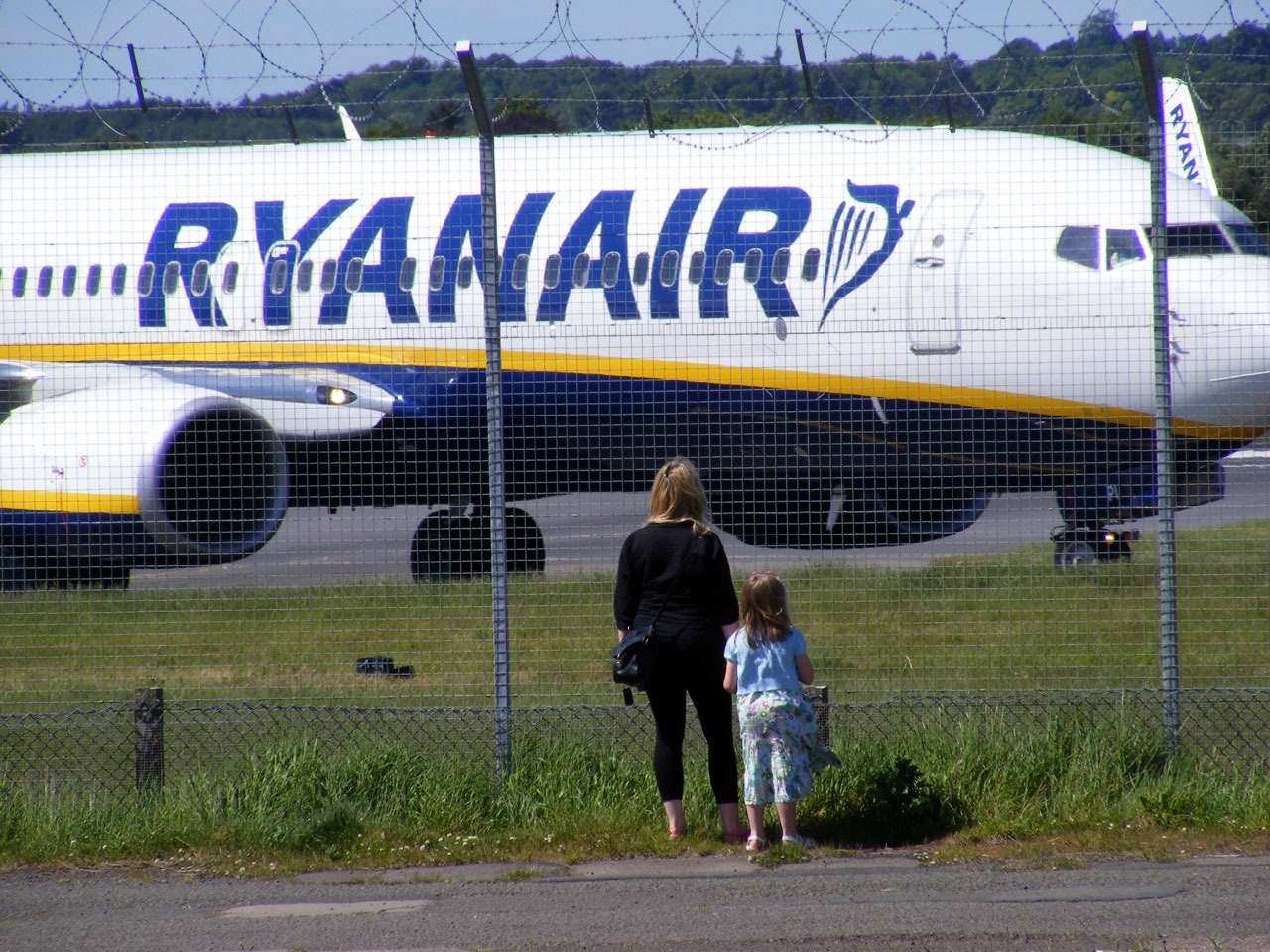 white and blue ryanair air liner
