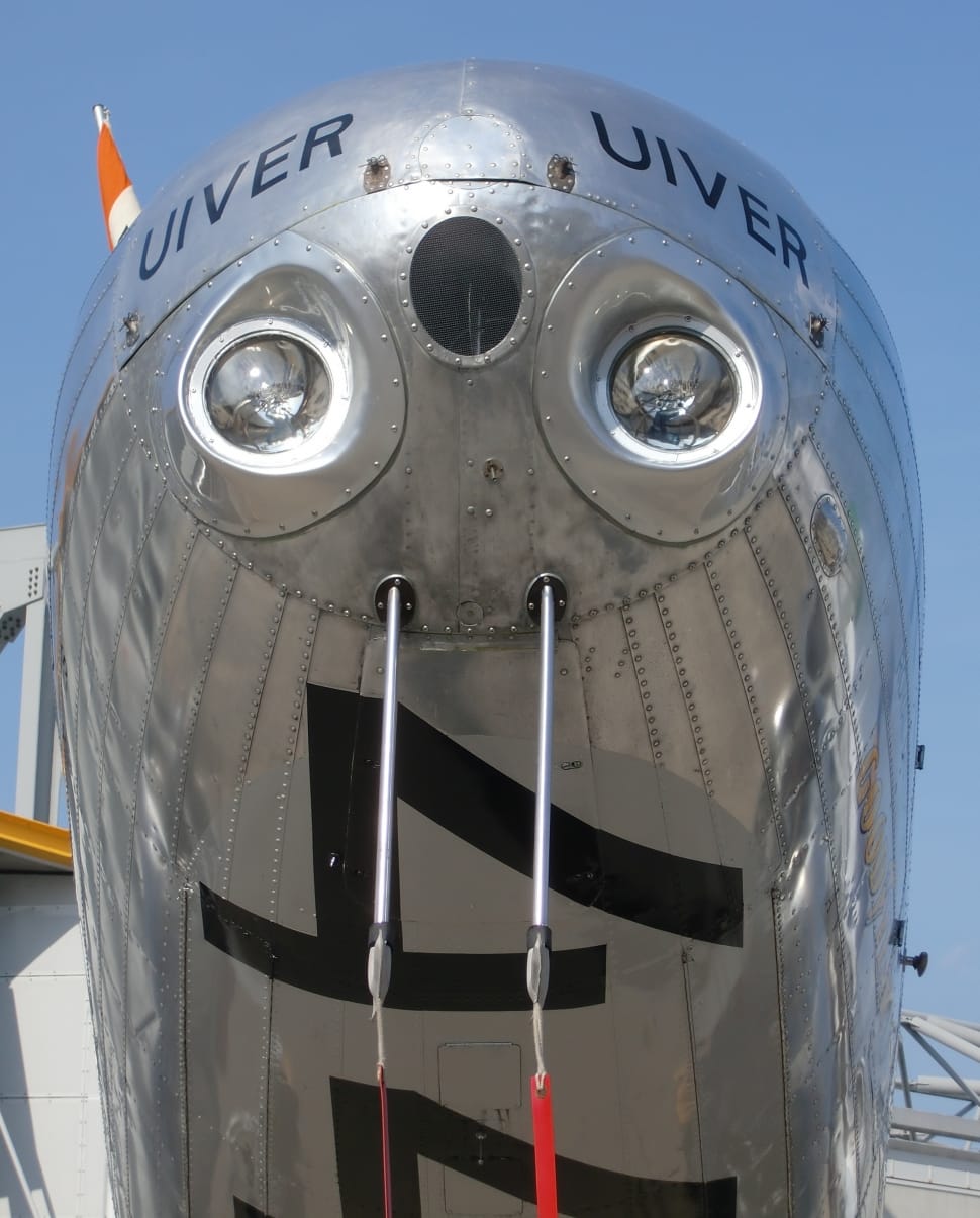 uiver gray metal plane streamline preview