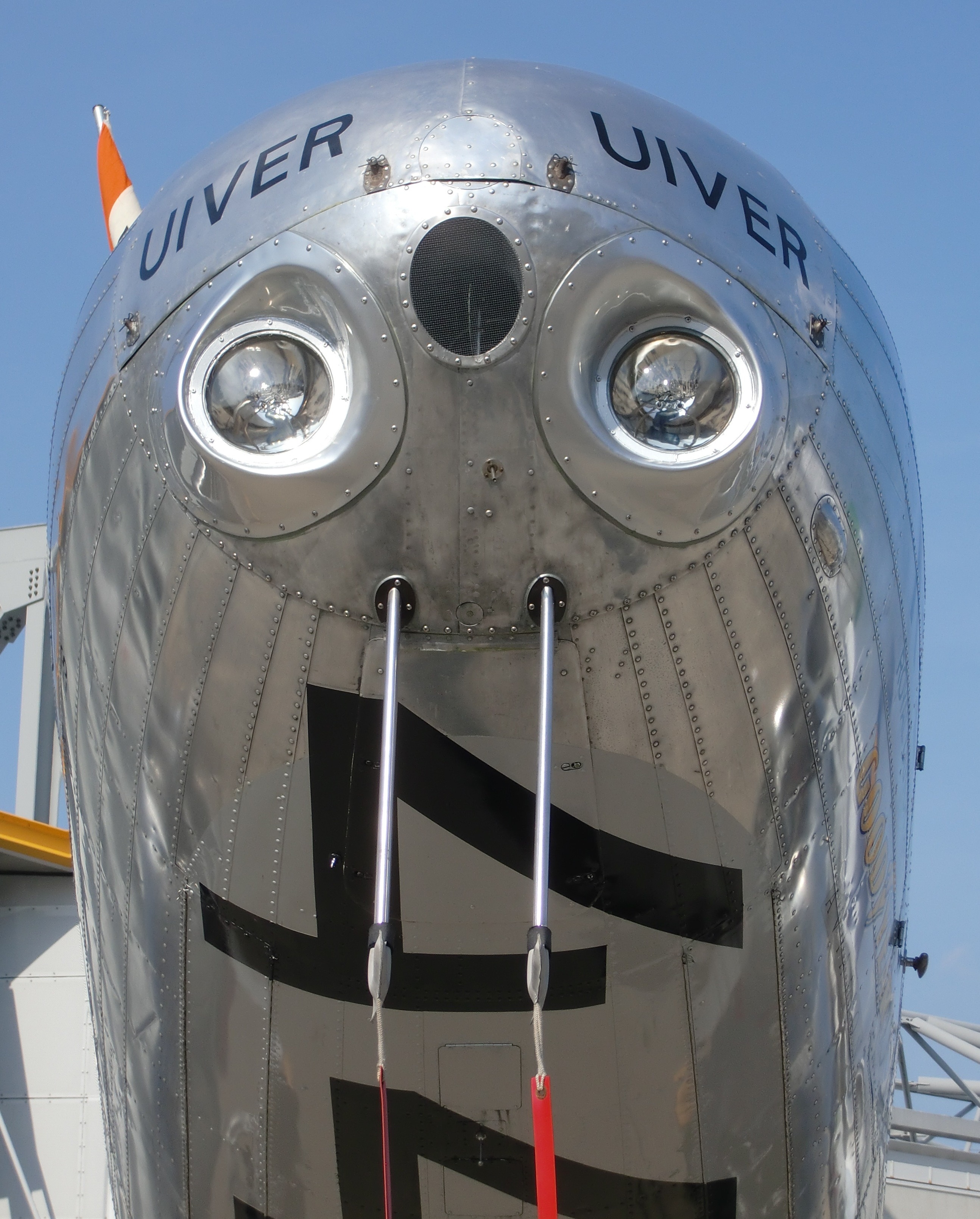 uiver gray metal plane streamline