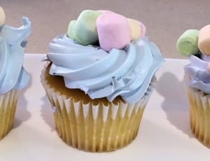 3 cupcakes with marshmallow thumbnail