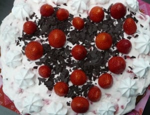 strawberry icing cake thumbnail
