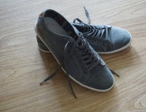 black low top sneakers thumbnail