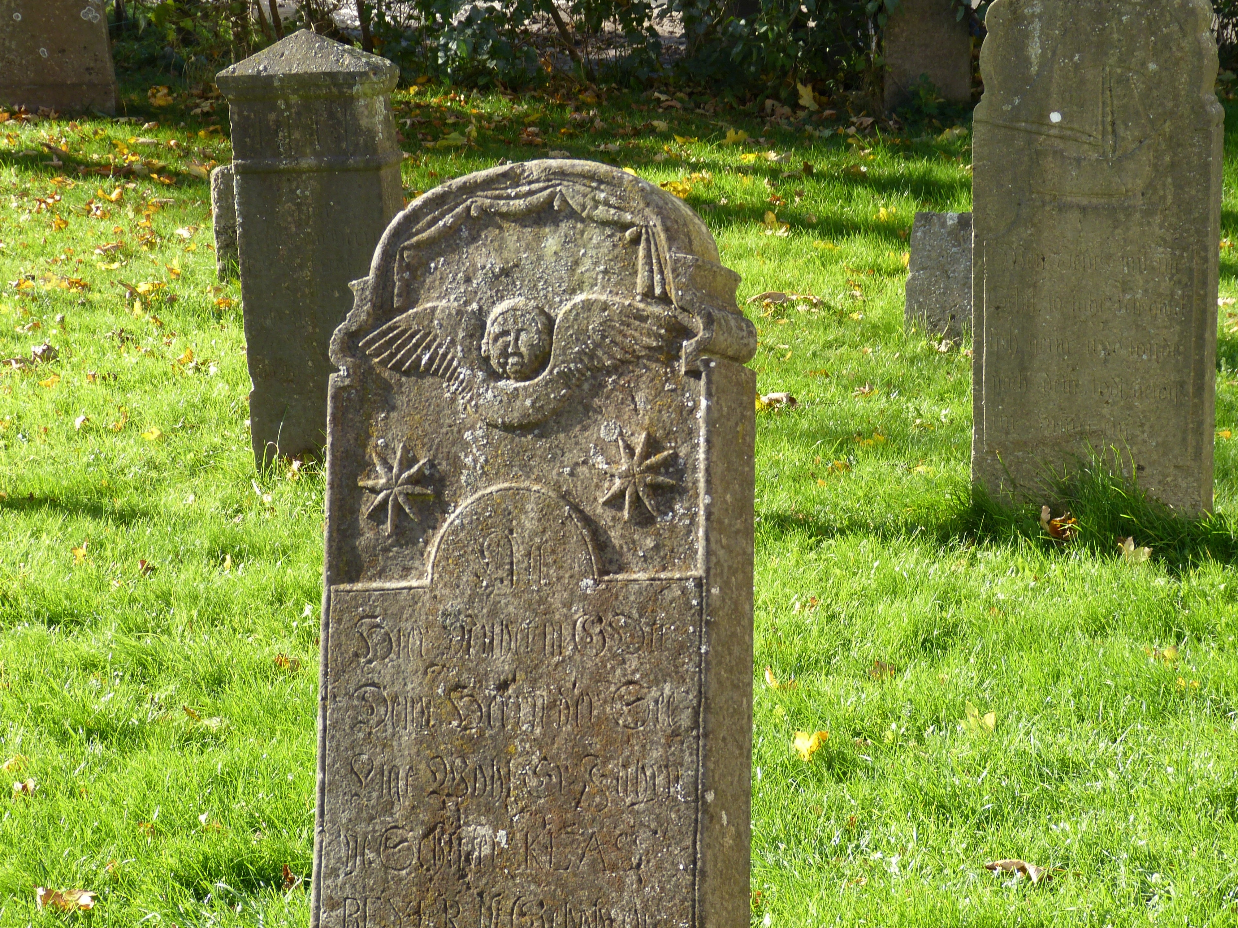 Могильный камень старое кладбище