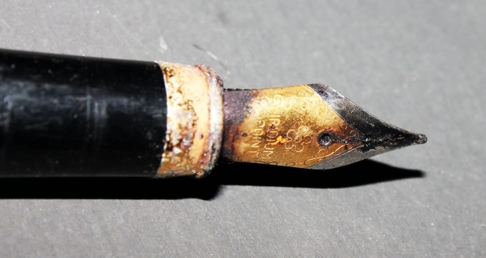 black and gold Fountain pen preview