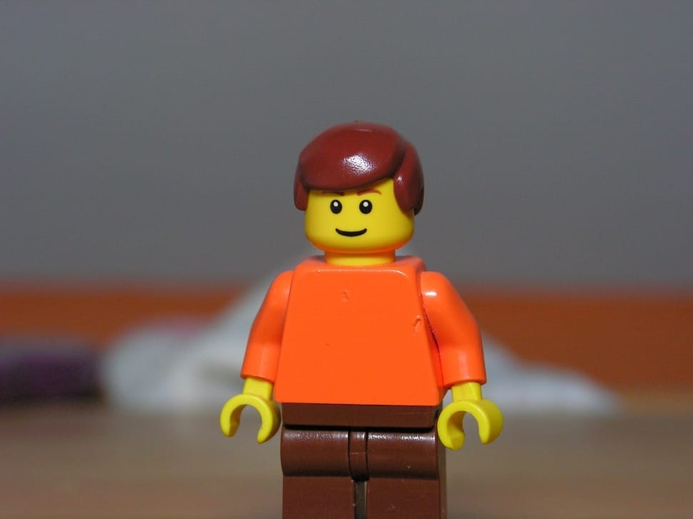 man in red shirt lego mini figur preview