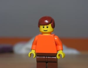 man in red shirt lego mini figur thumbnail
