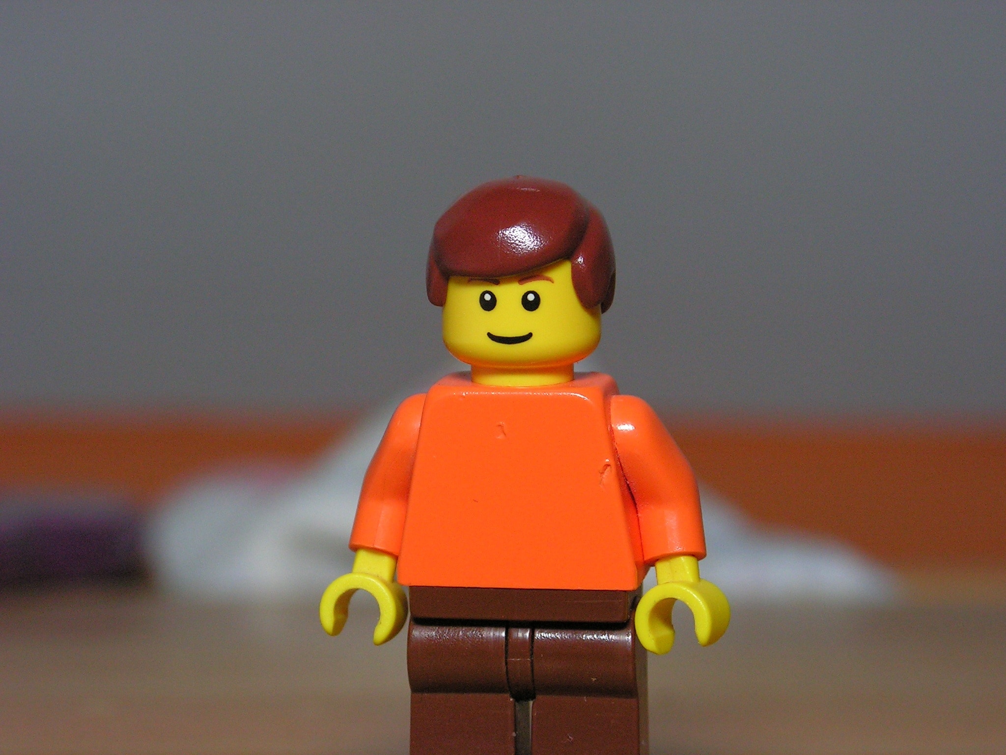 man in red shirt lego mini figur