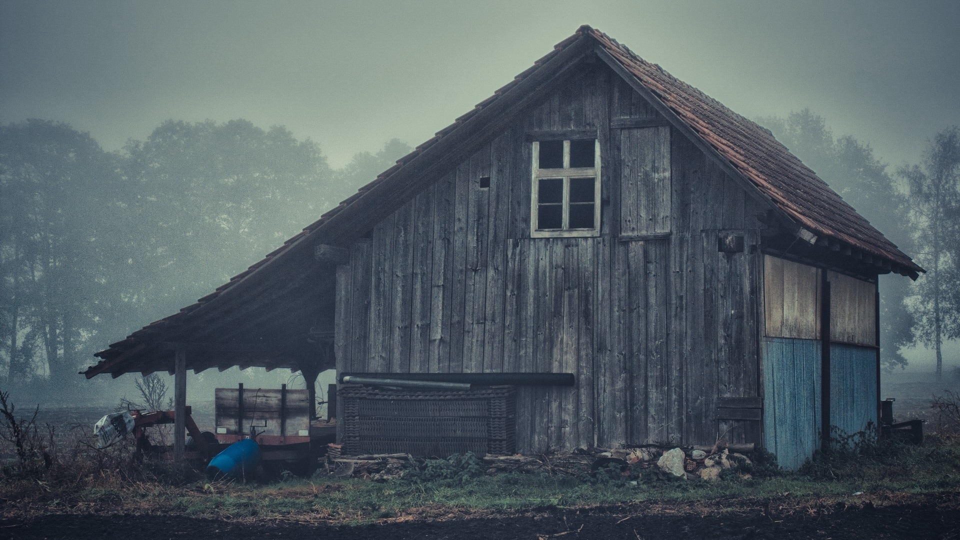 gray wooden barn house