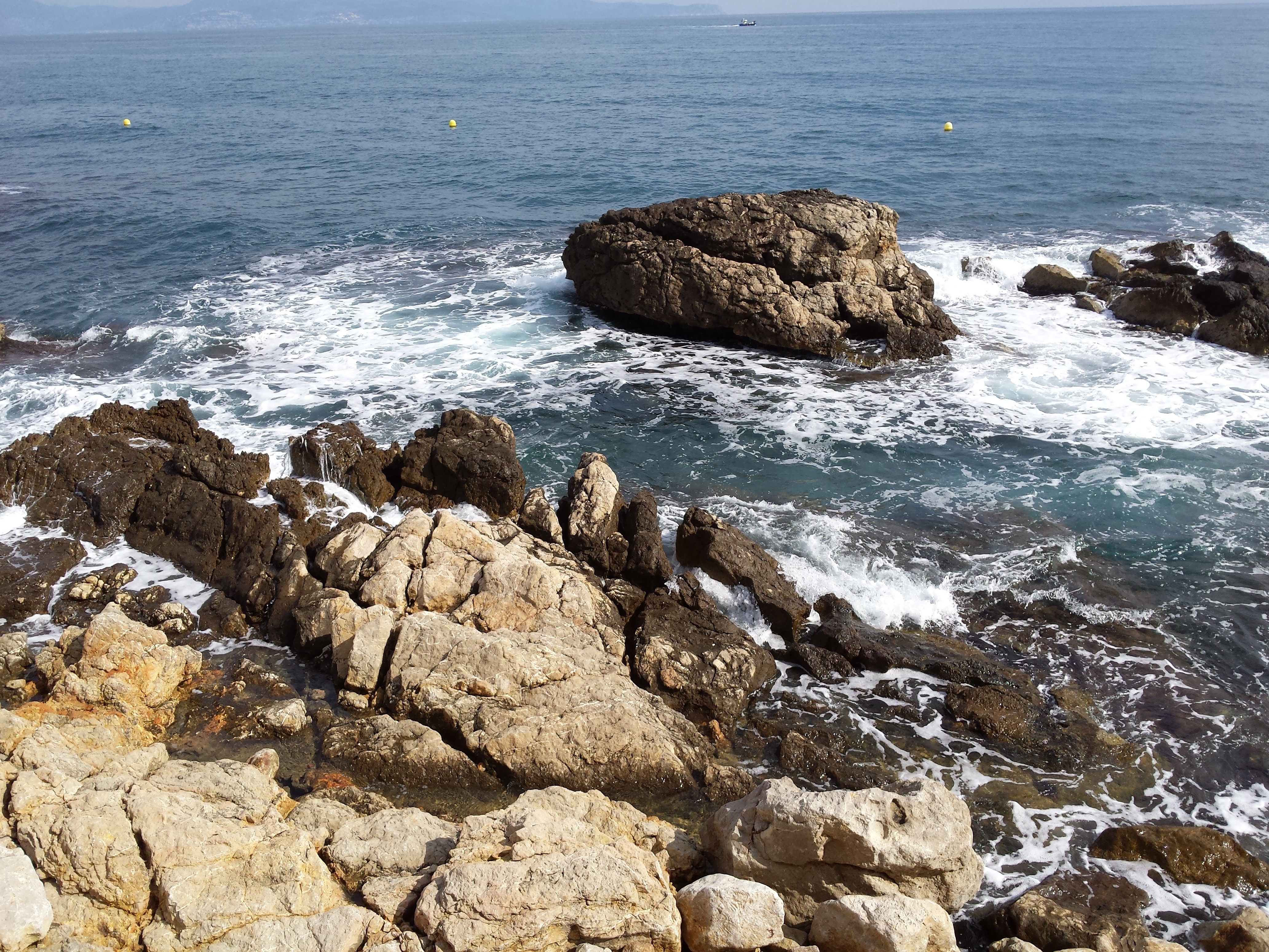 Coast water. Море скалы. Каменный берег моря. Скалистый берег моря. Скалистый пляж.