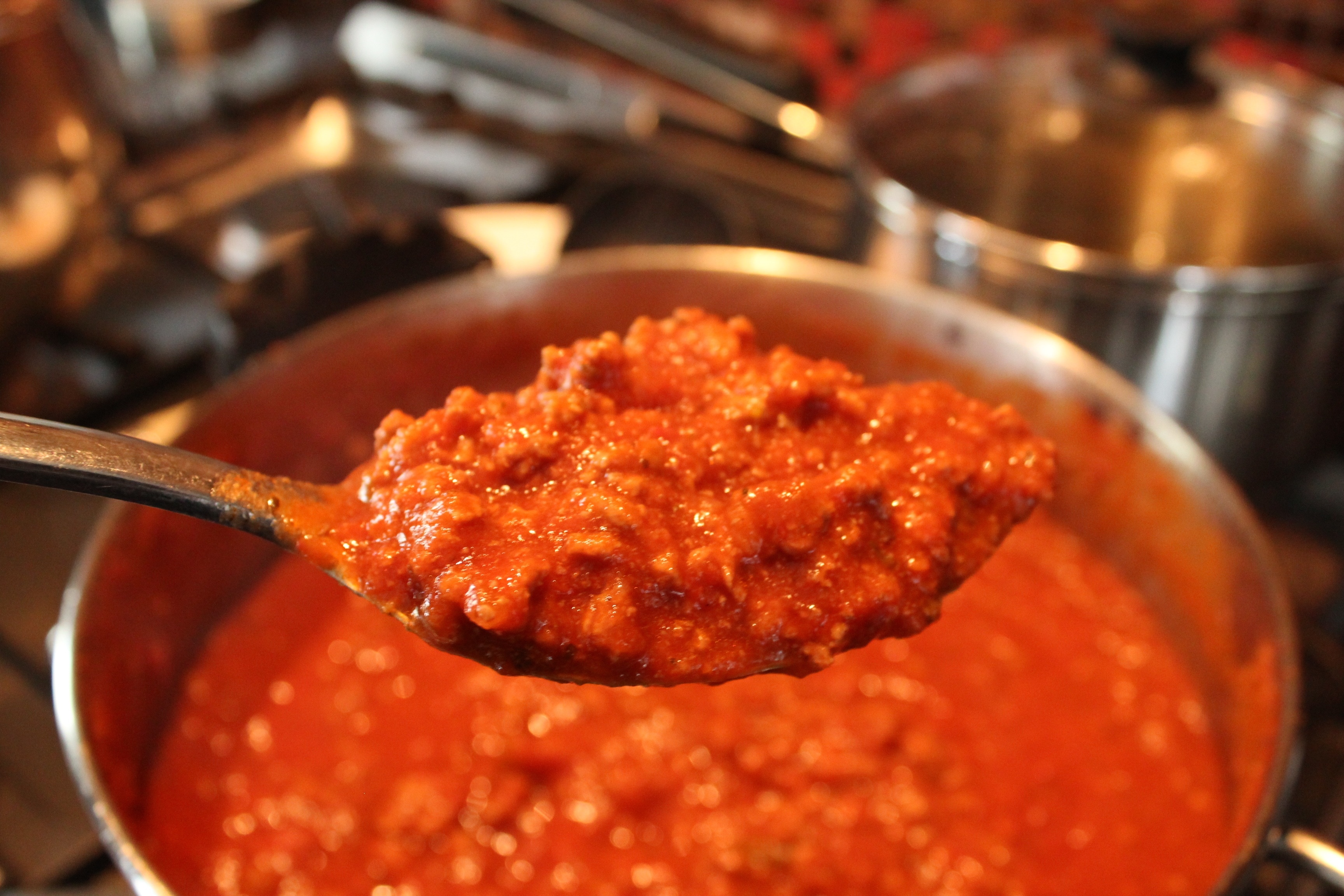 Печень на сковороде с томатной пастой. Соус ragù alla bolognese,. Мясной соус томатный. Мясо в томатном соусе. Фарш в томатном соусе.