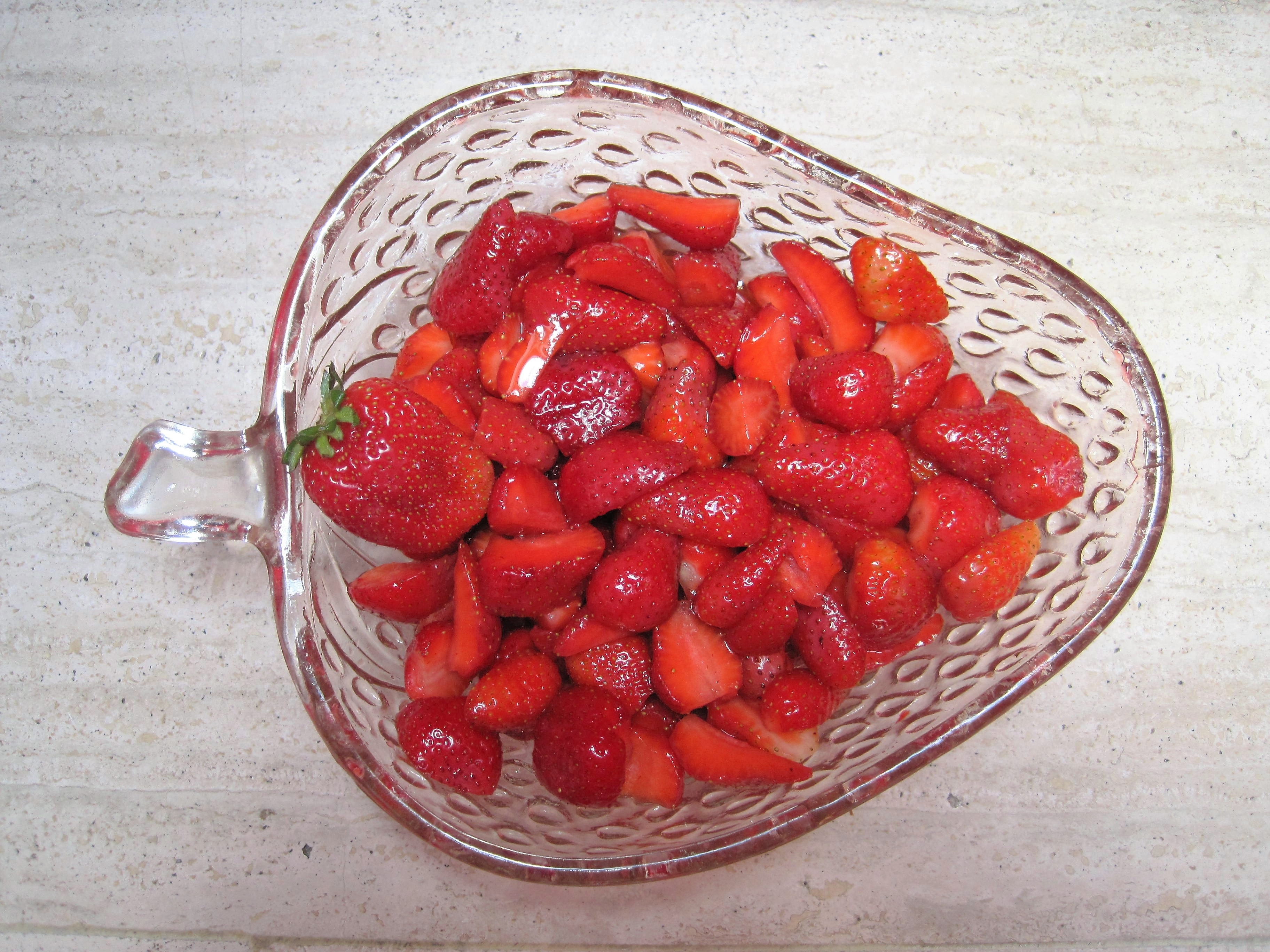 sliced strawberries\